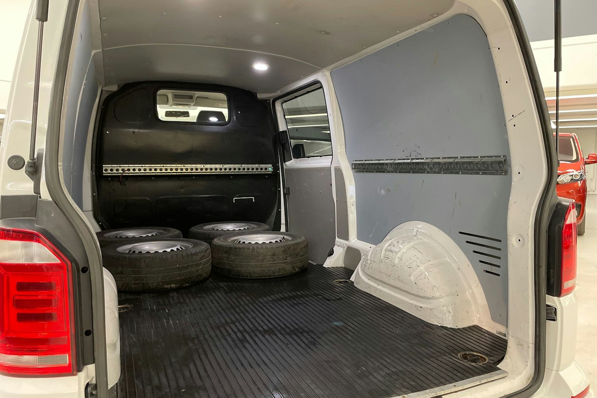 valkoinen Volkswagen Transporter 2018 kuva 22.