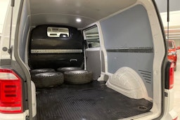 valkoinen Volkswagen Transporter 2018 kuva 22.