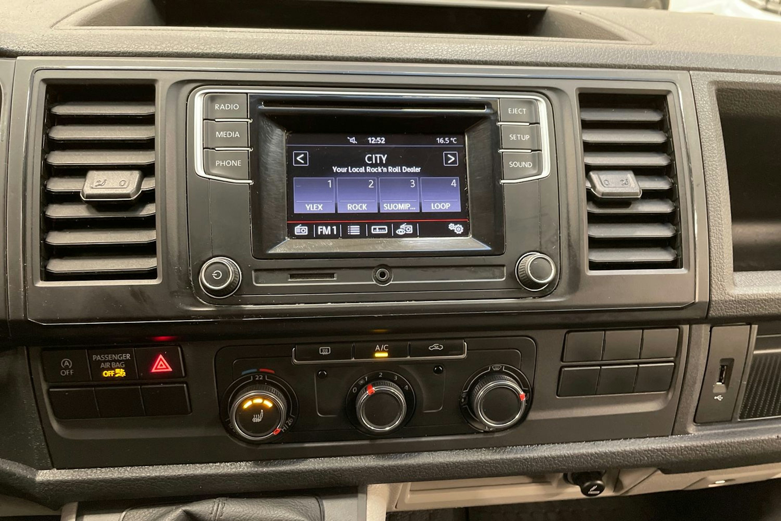 valkoinen Volkswagen Transporter 2018 kuva 26.