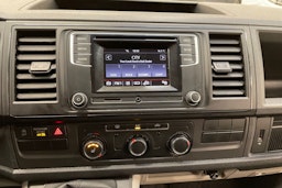 valkoinen Volkswagen Transporter 2018 kuva 26.