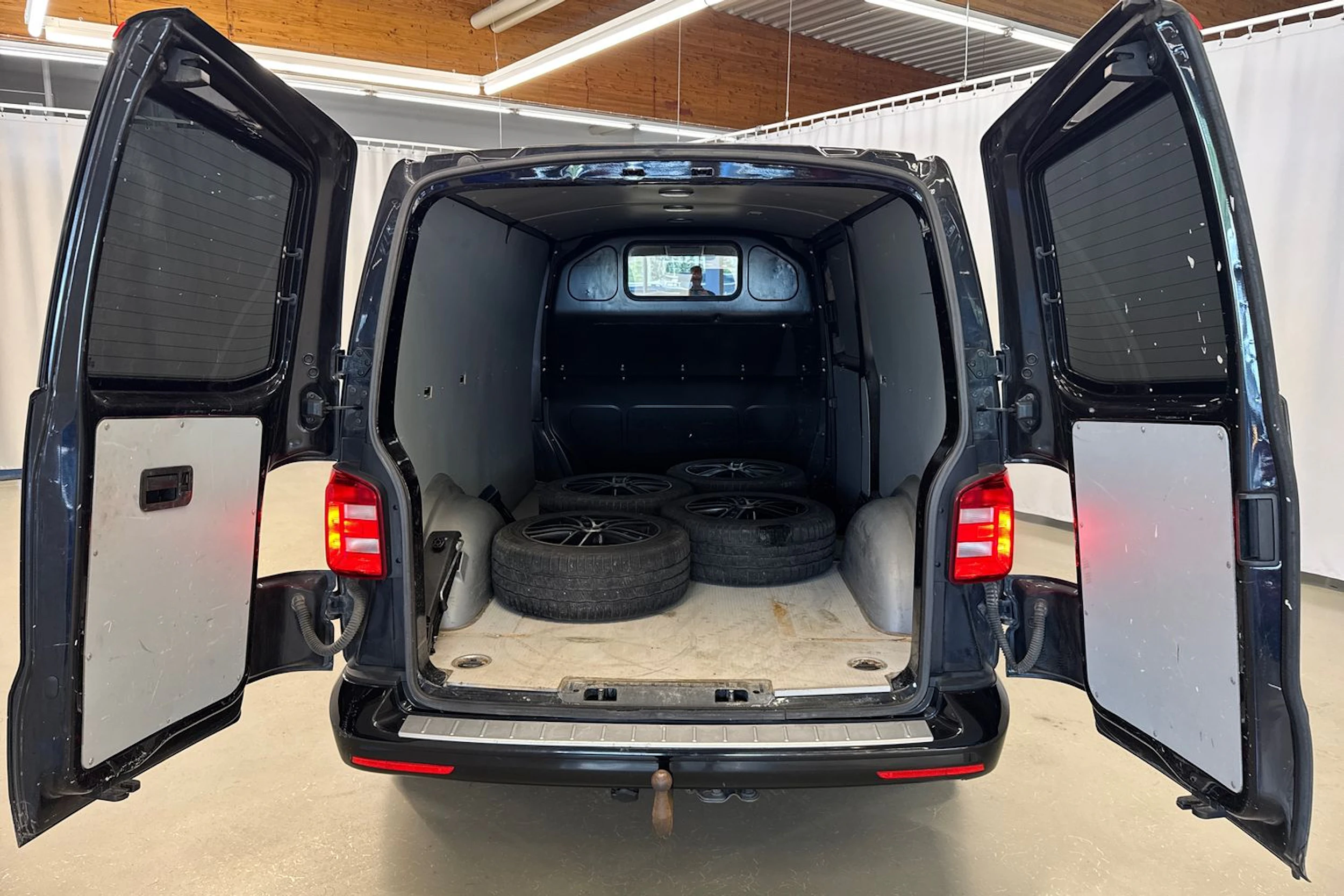musta Volkswagen Transporter 2017 kuva 26.