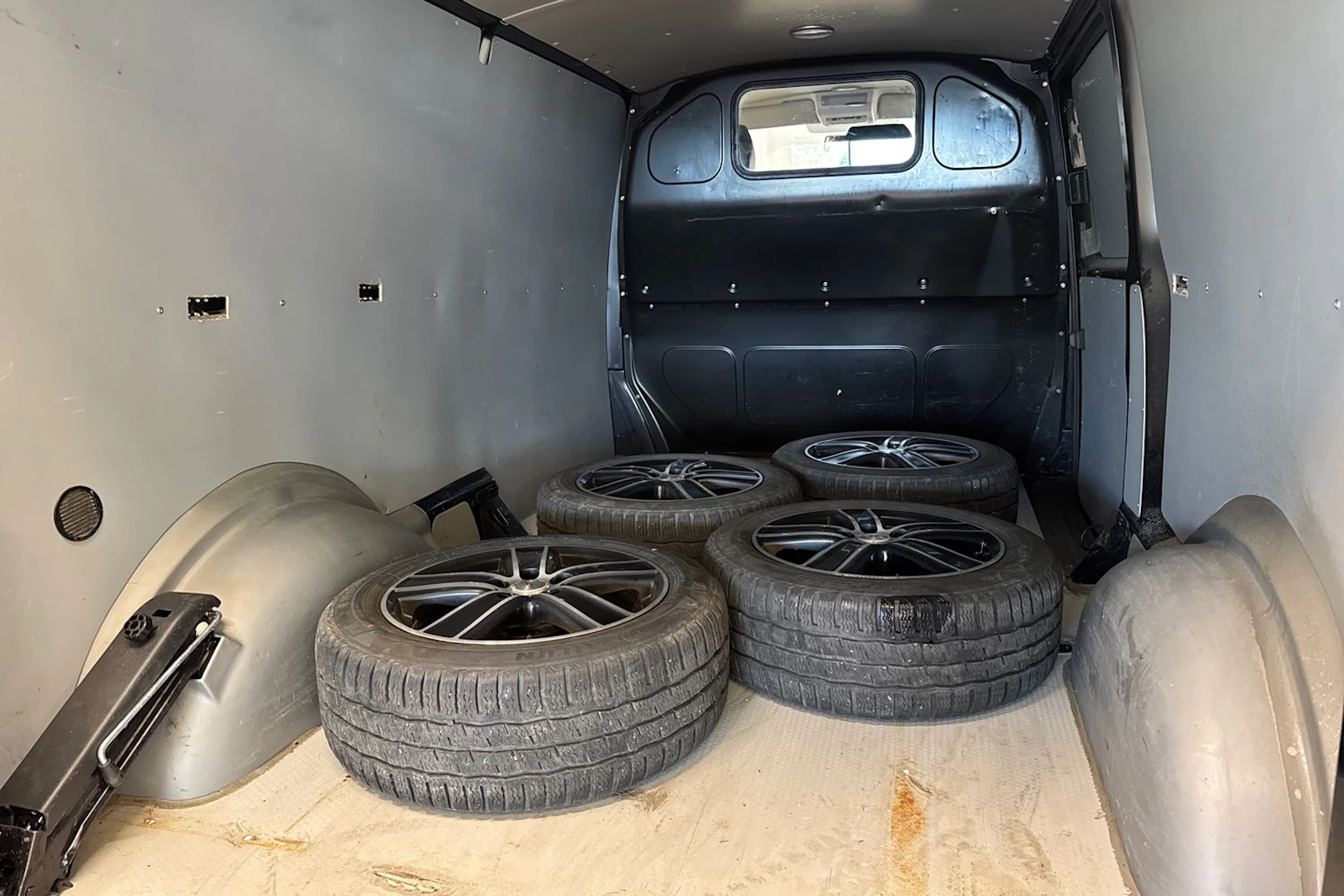 musta Volkswagen Transporter 2017 kuva 27.