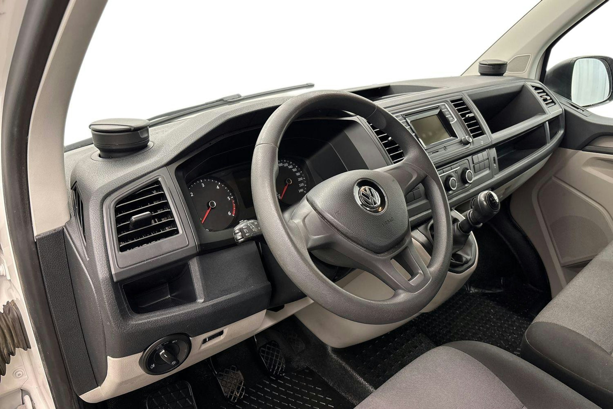 Valkoinen Volkswagen Transporter 2017 kuva 9.