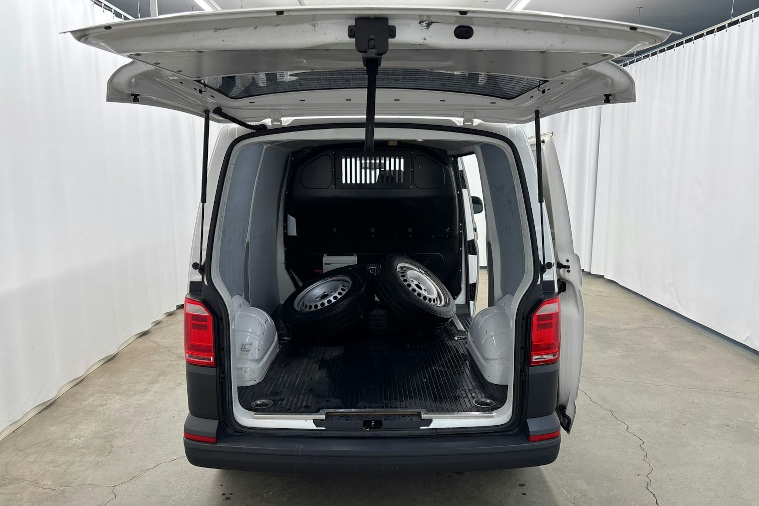 Valkoinen Volkswagen Transporter 2017 kuva 16.