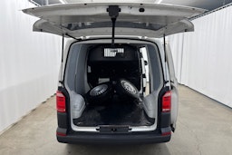 Valkoinen Volkswagen Transporter 2017 kuva 16.