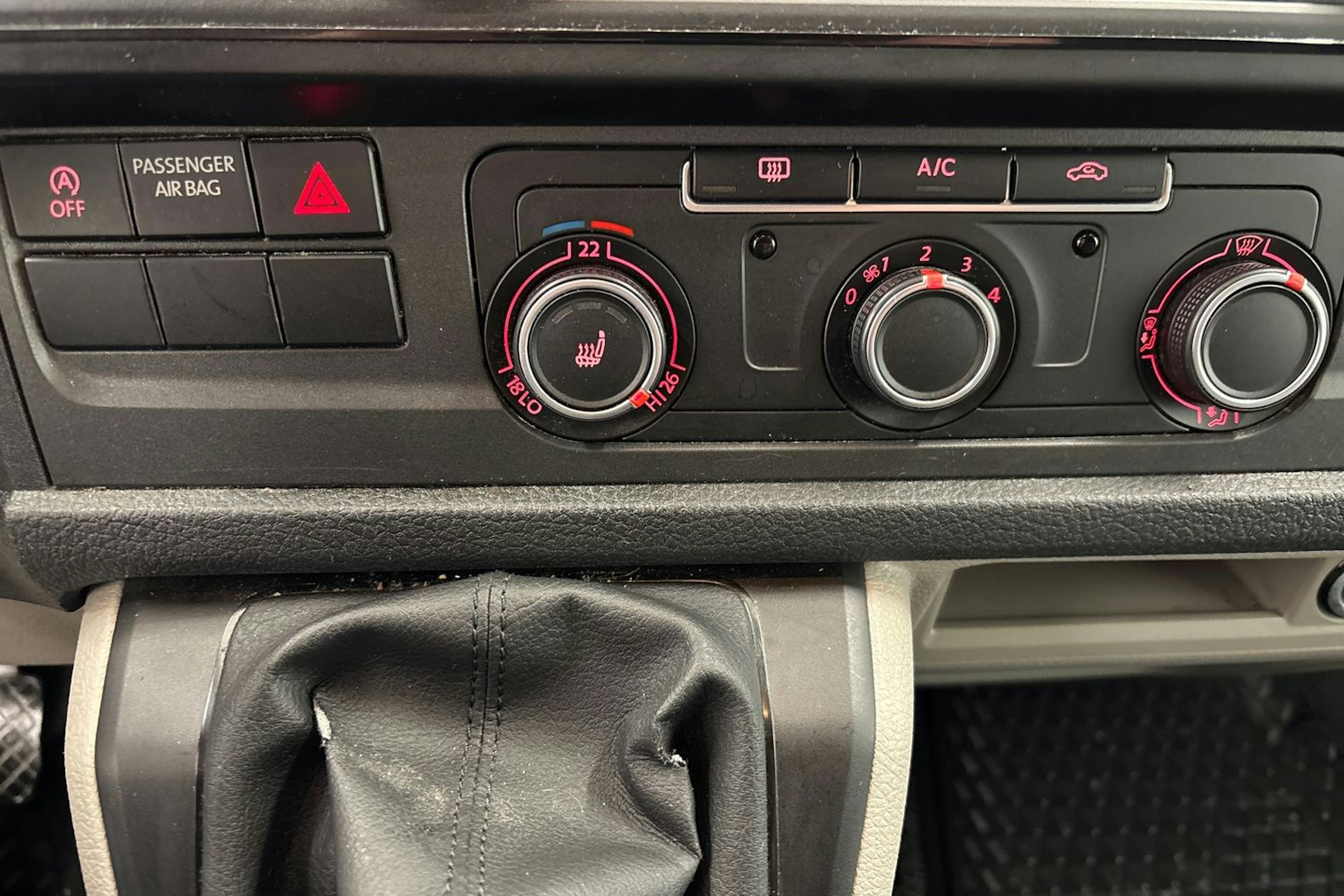 Valkoinen Volkswagen Transporter 2017 kuva 20.