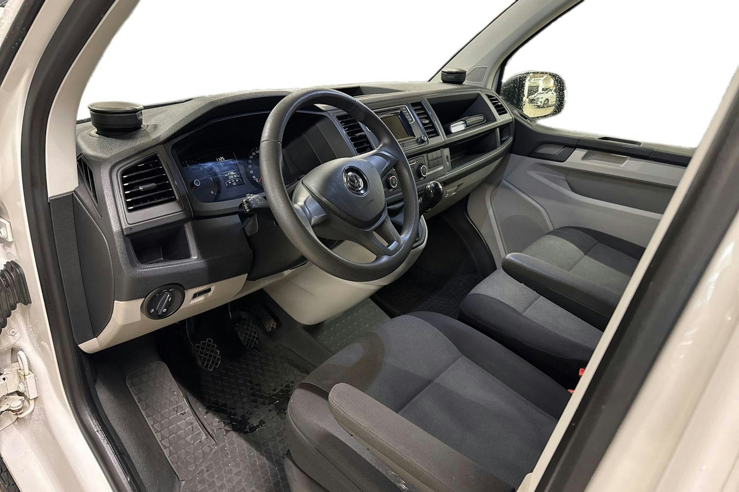 valkoinen Volkswagen Transporter 2017 kuva 3.