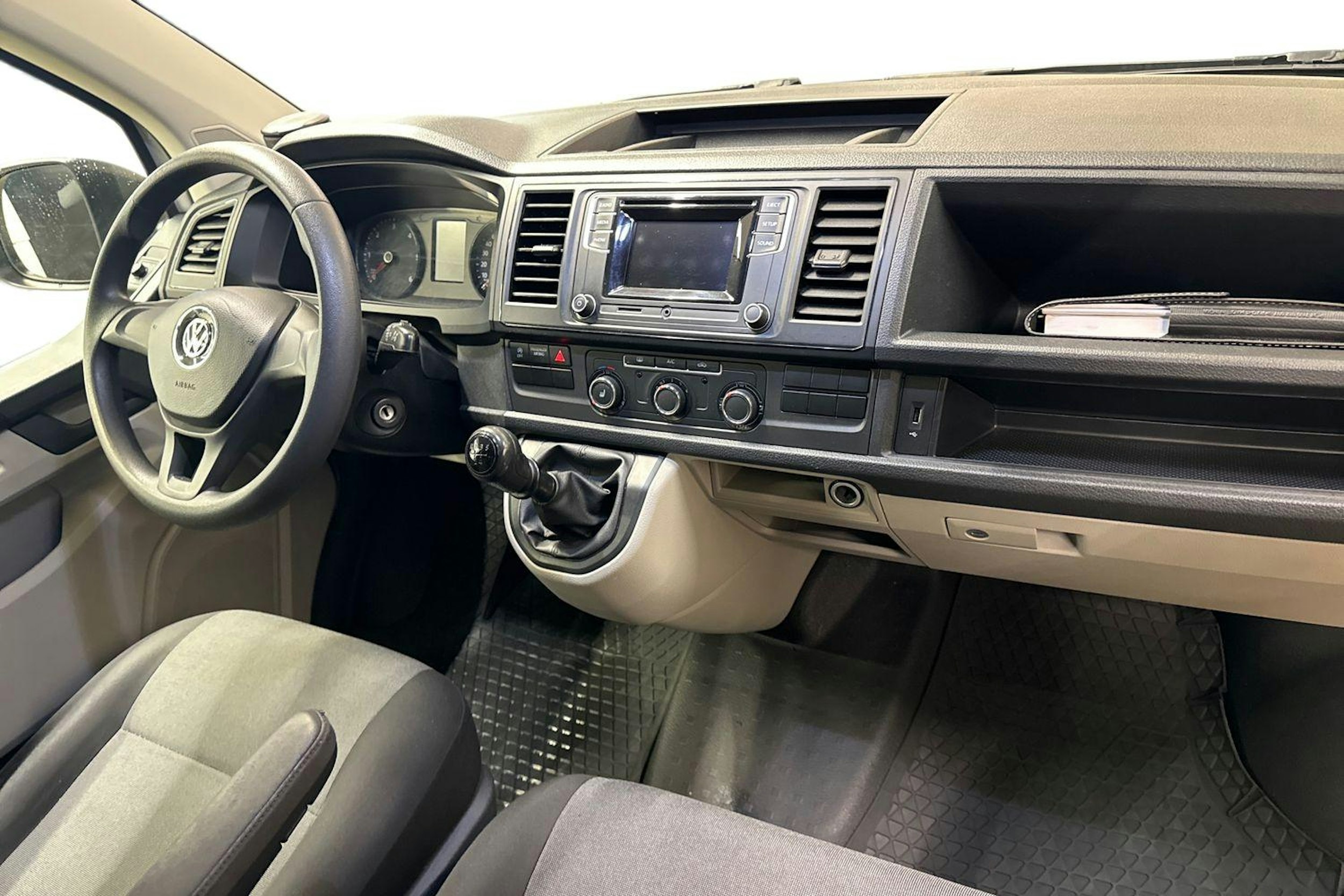 valkoinen Volkswagen Transporter 2017 kuva 9.