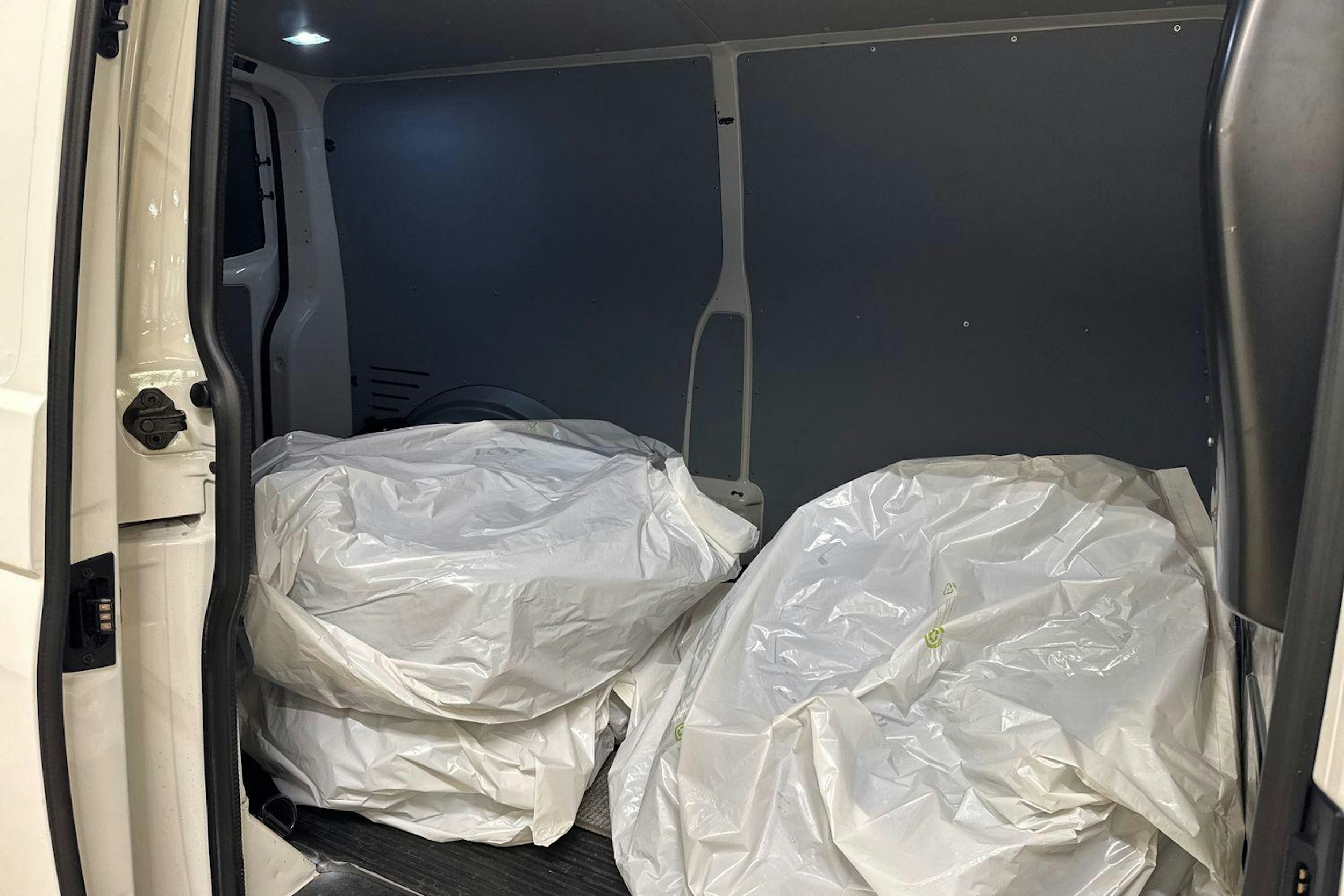 valkoinen Volkswagen Transporter 2017 kuva 10.