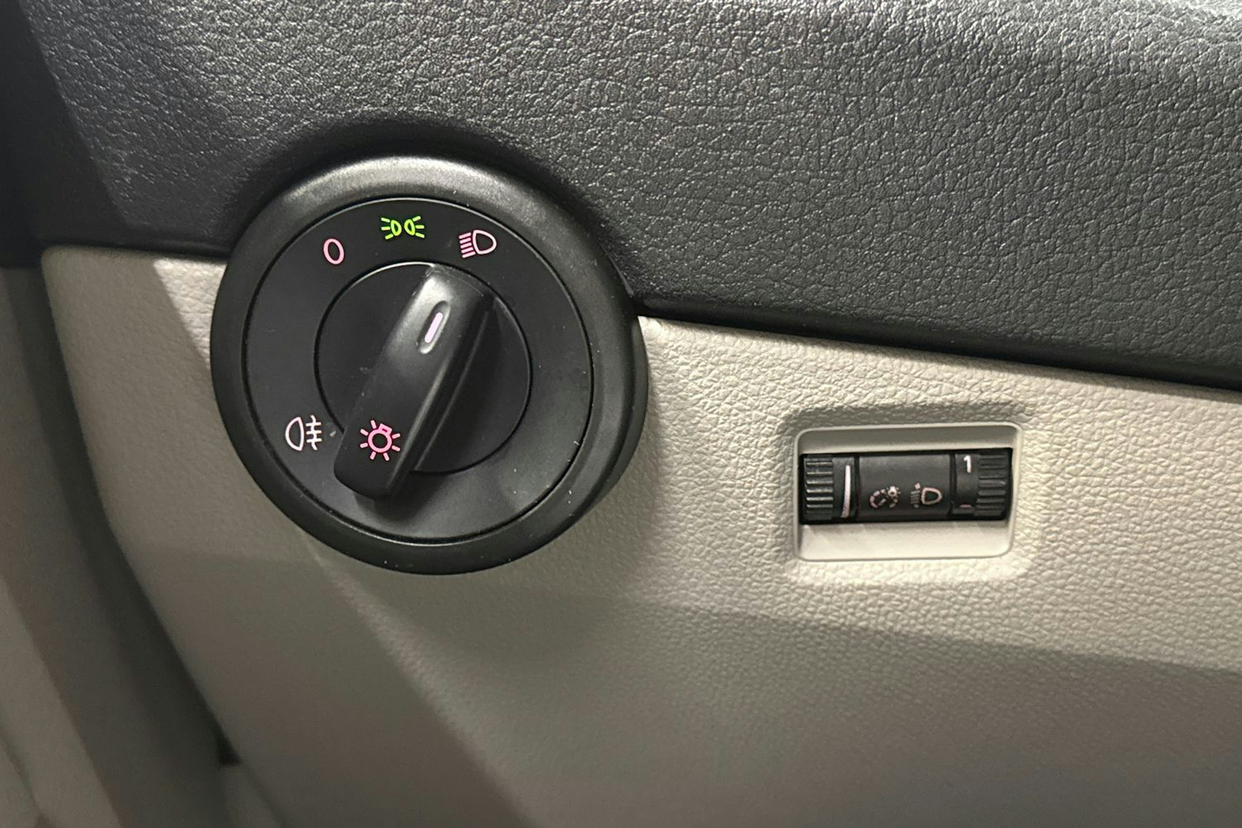 valkoinen Volkswagen Transporter 2017 kuva 14.