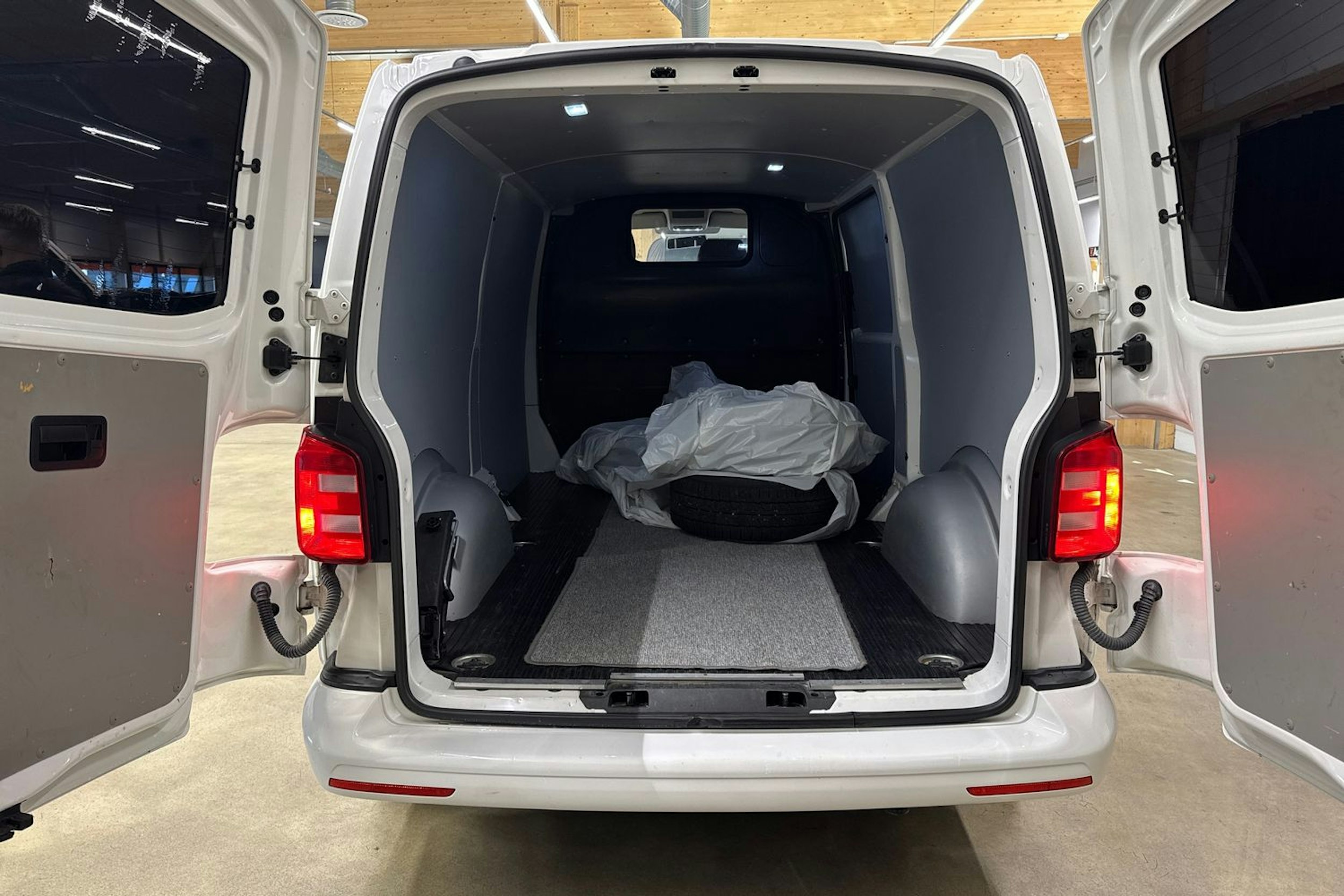 valkoinen Volkswagen Transporter 2017 kuva 21.