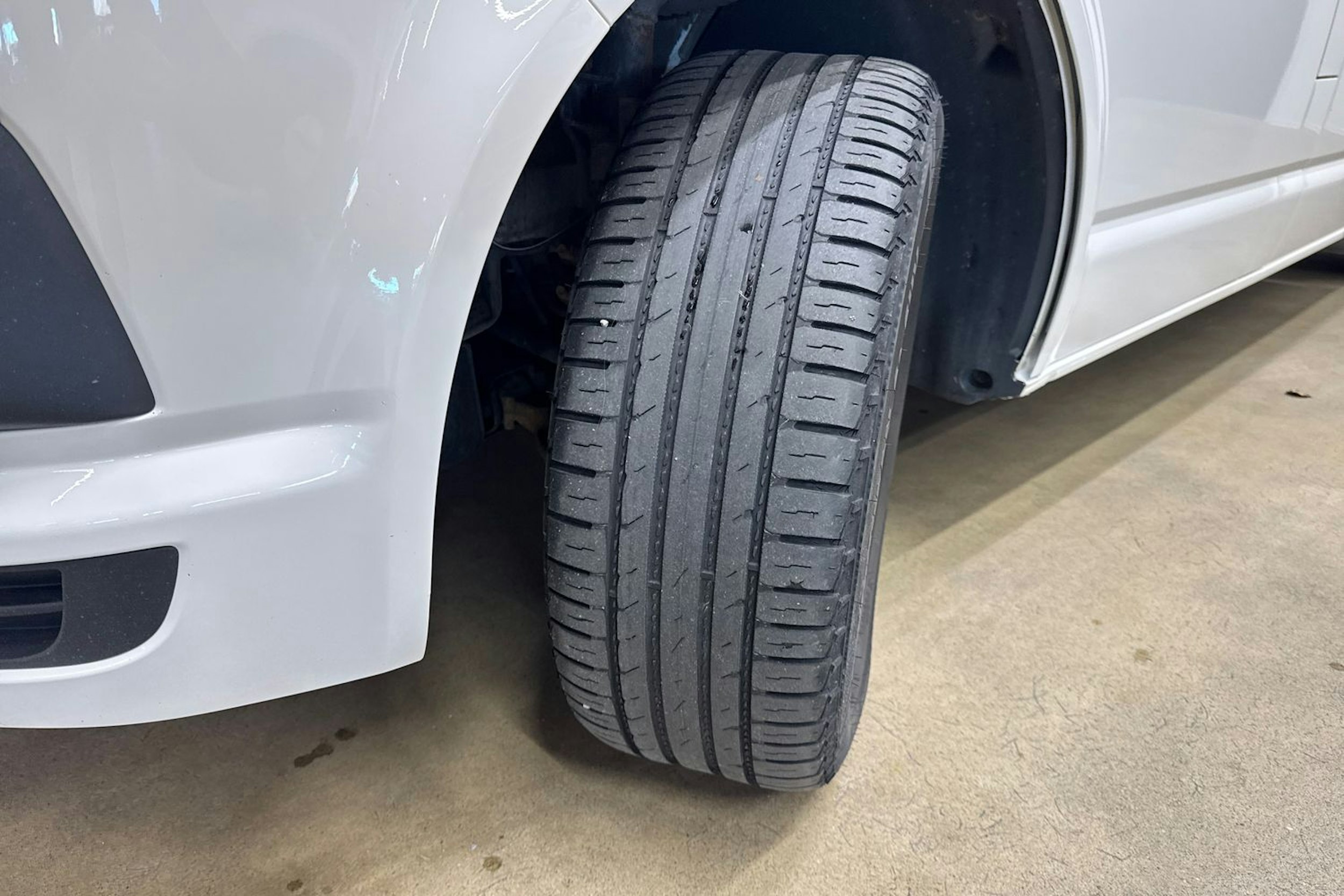 valkoinen Volkswagen Transporter 2017 kuva 24.