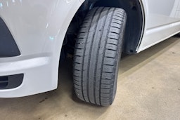 valkoinen Volkswagen Transporter 2017 kuva 24.