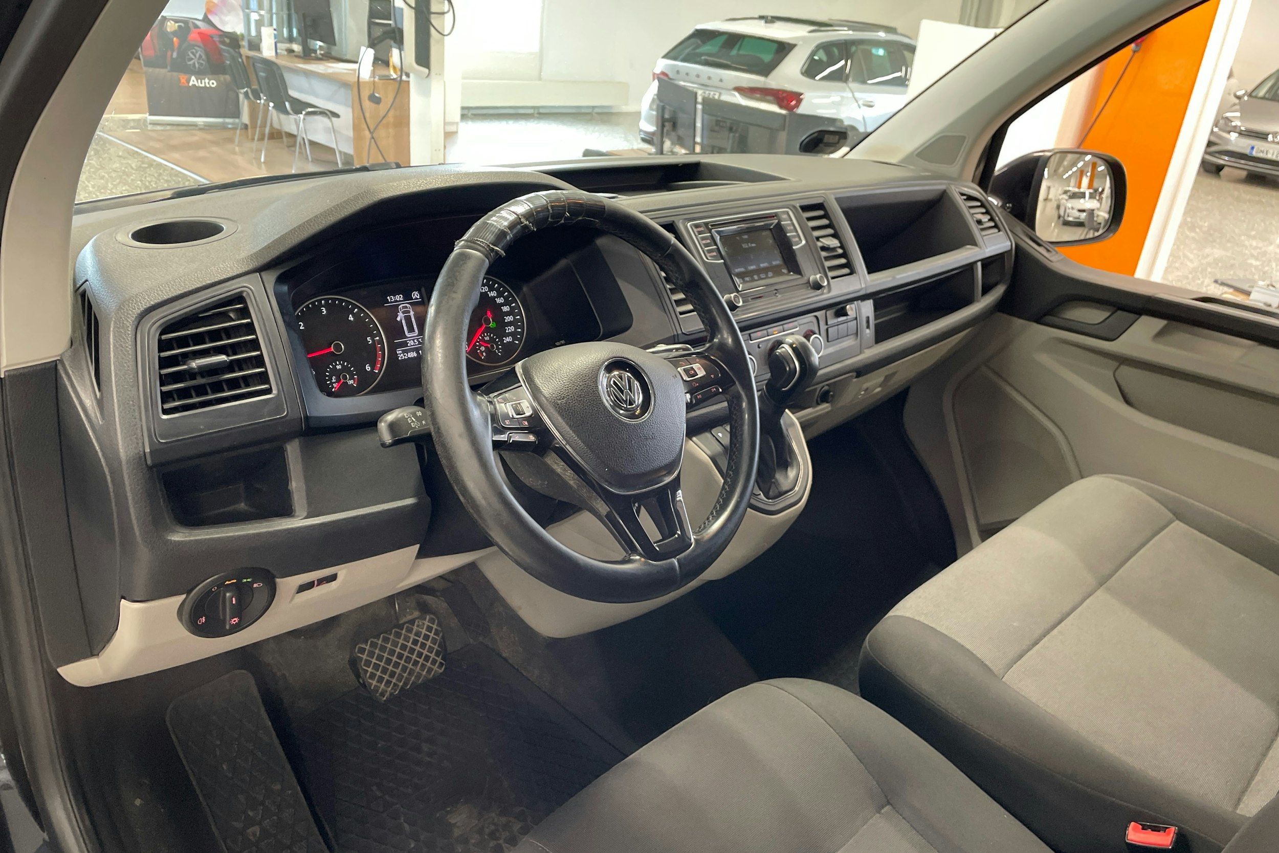 musta Volkswagen Transporter 2017 kuva 6.