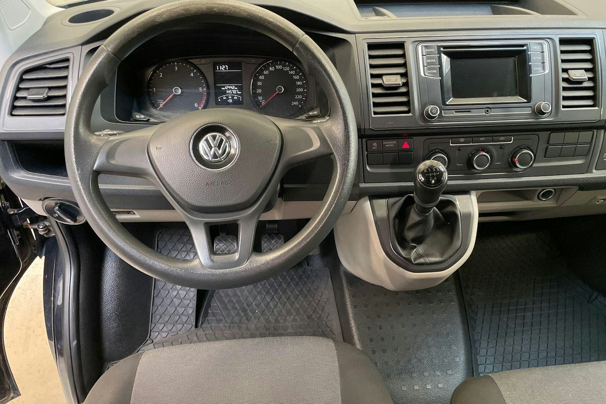 musta Volkswagen Transporter 2017 kuva 9.