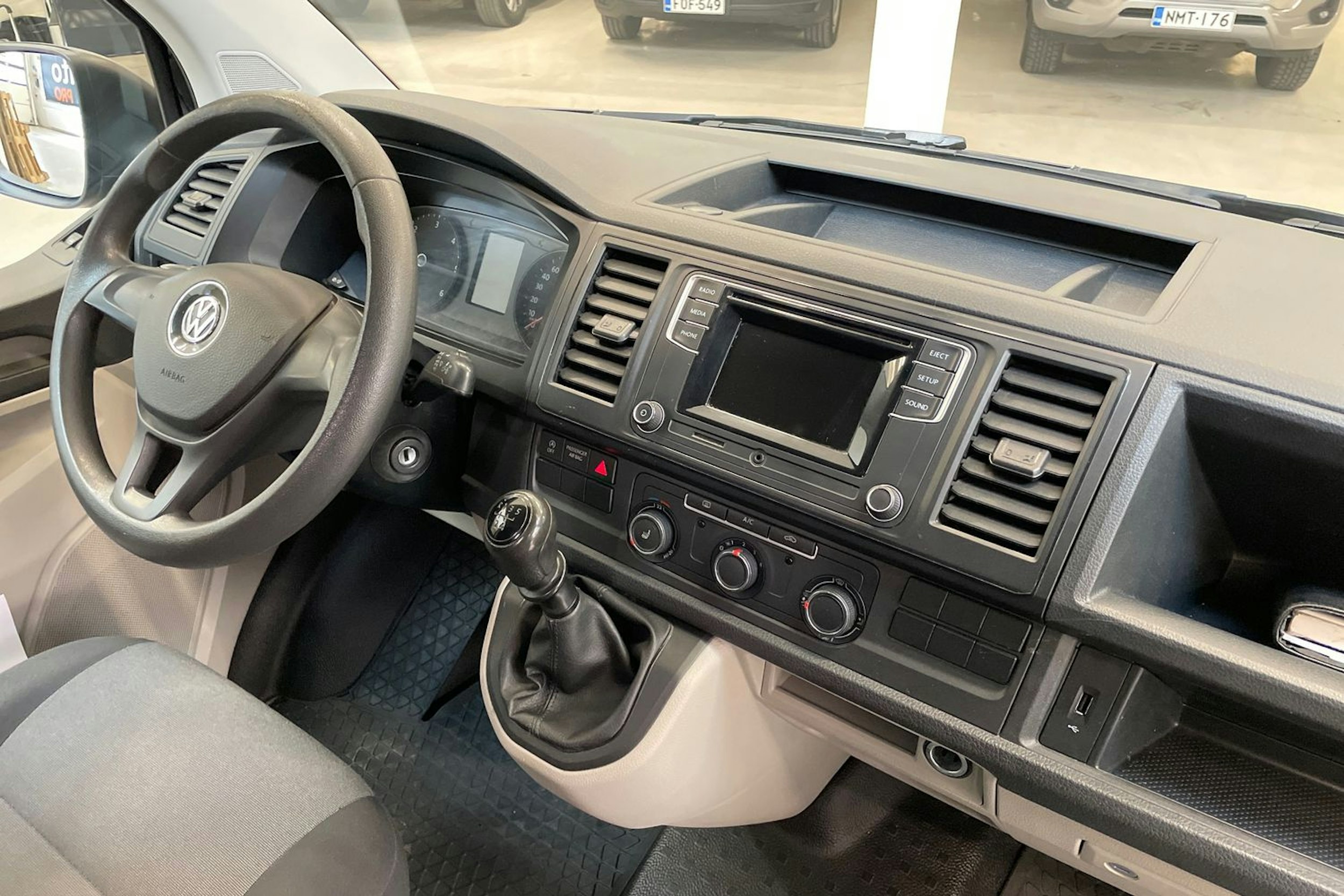 musta Volkswagen Transporter 2017 kuva 13.