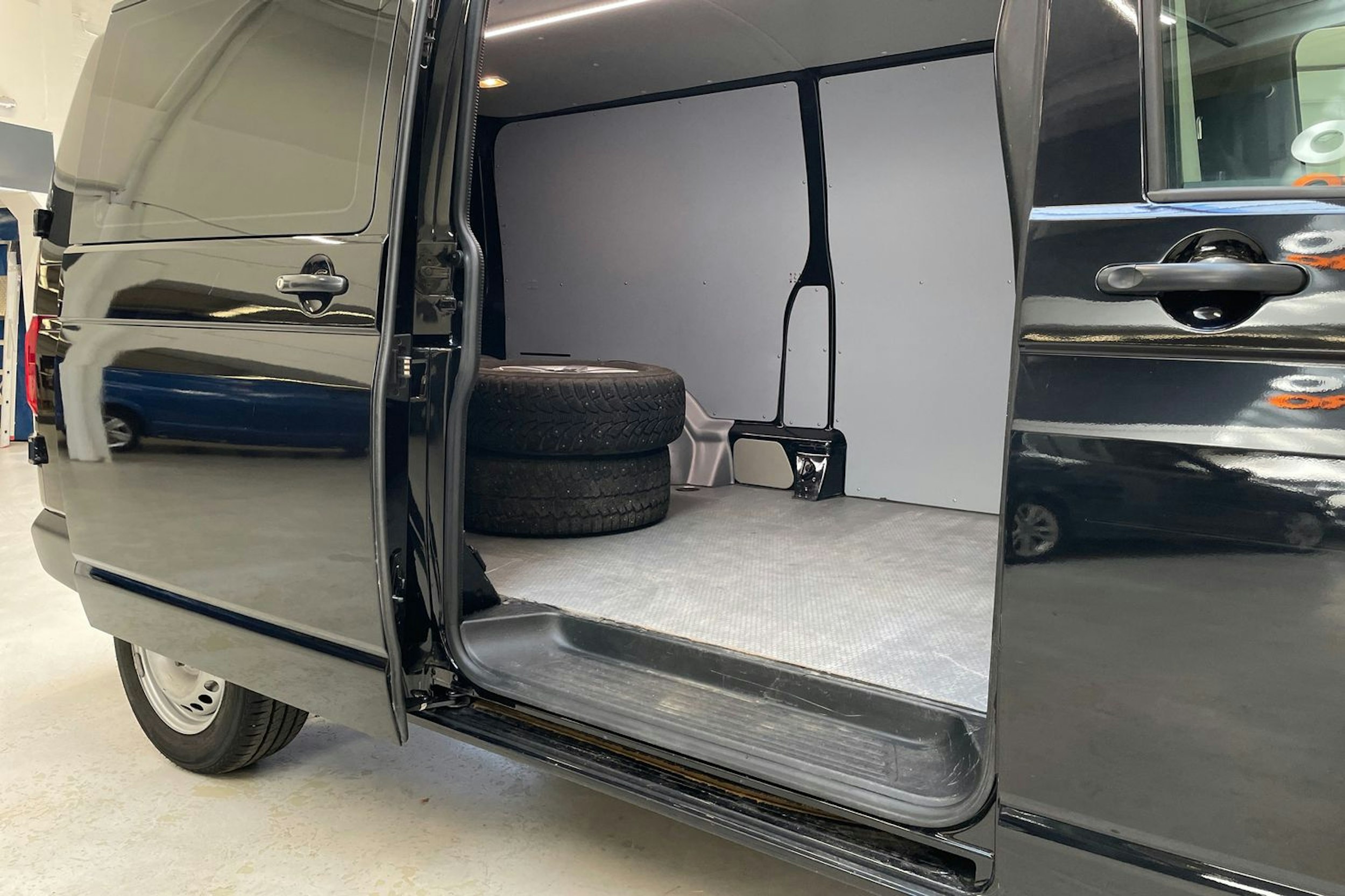 musta Volkswagen Transporter 2017 kuva 15.