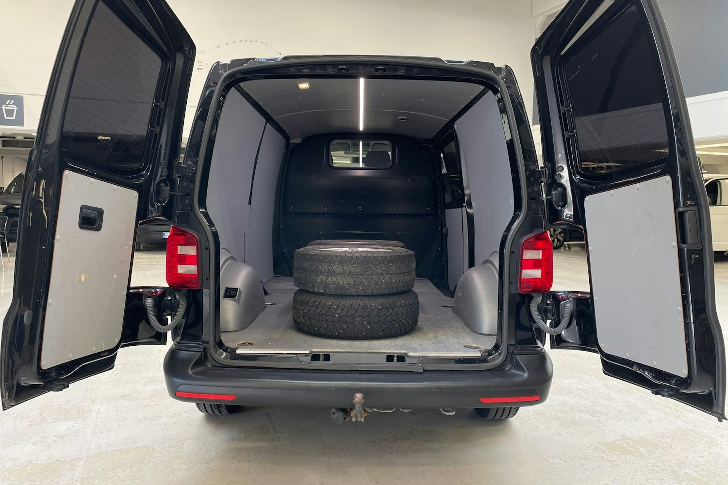 musta Volkswagen Transporter 2017 kuva 17.