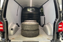 musta Volkswagen Transporter 2017 kuva 18.