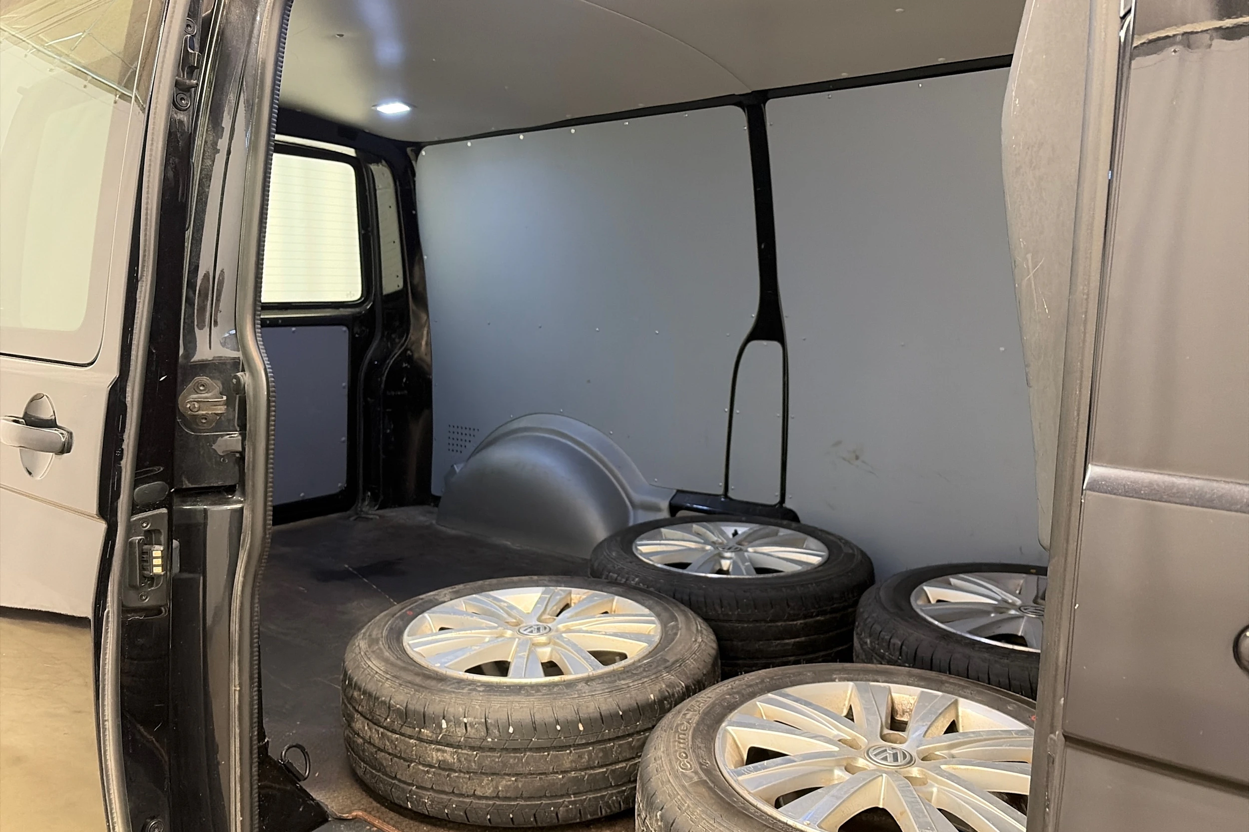 musta Volkswagen Transporter 2017 kuva 11.