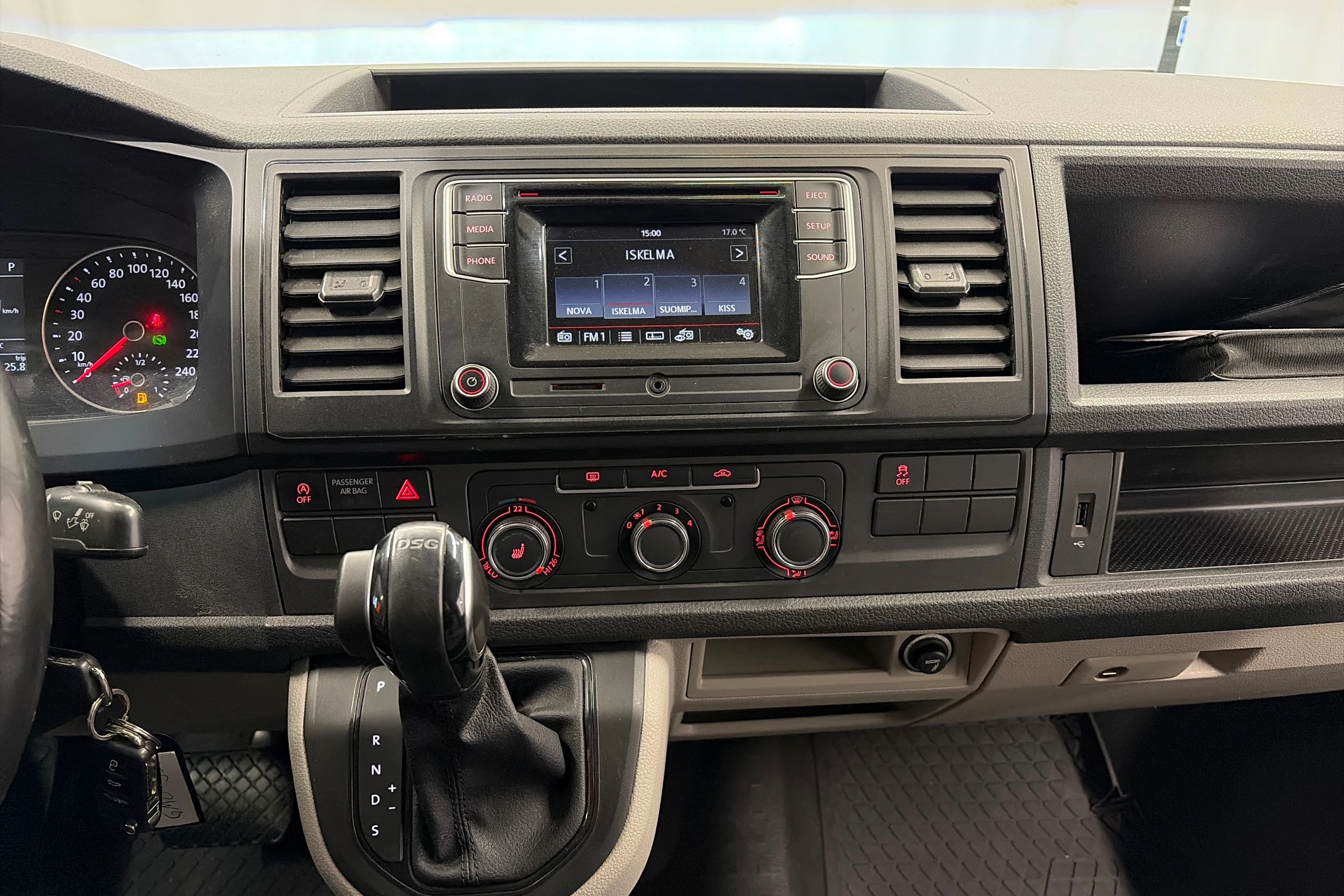 musta Volkswagen Transporter 2017 kuva 13.