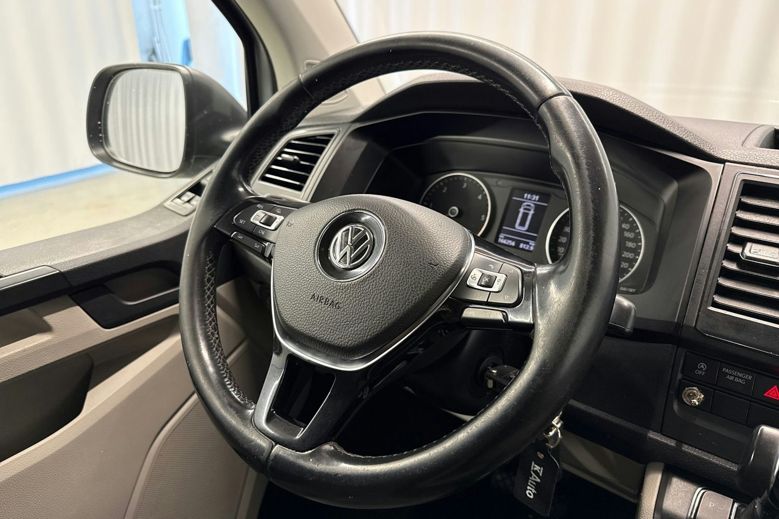 harmaa Volkswagen Transporter 2017 kuva 13.