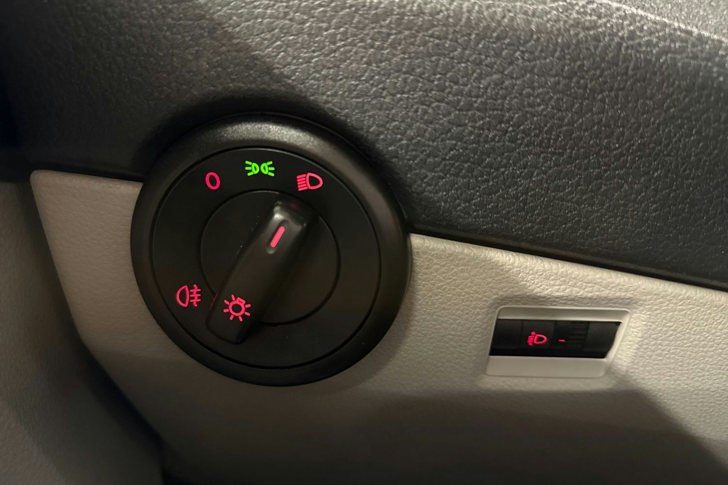 harmaa Volkswagen Transporter 2017 kuva 18.