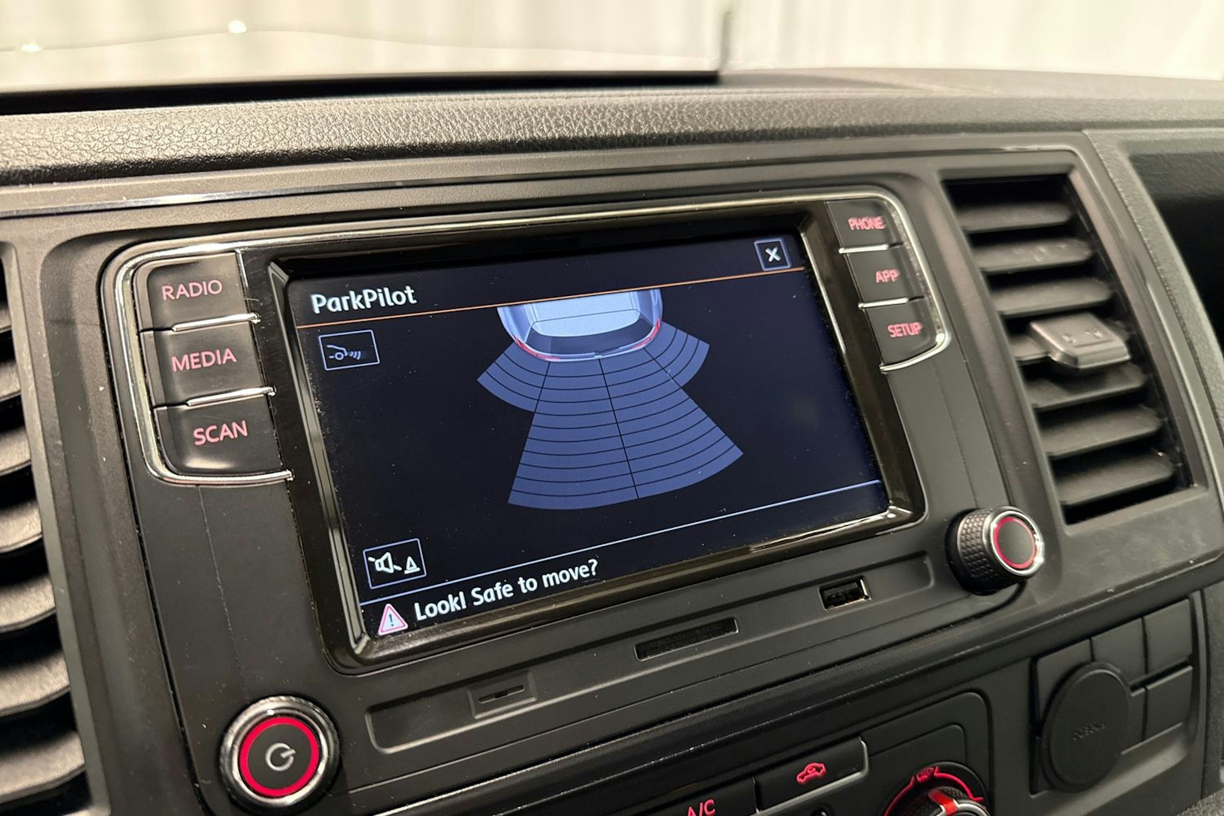 harmaa Volkswagen Transporter 2017 kuva 20.