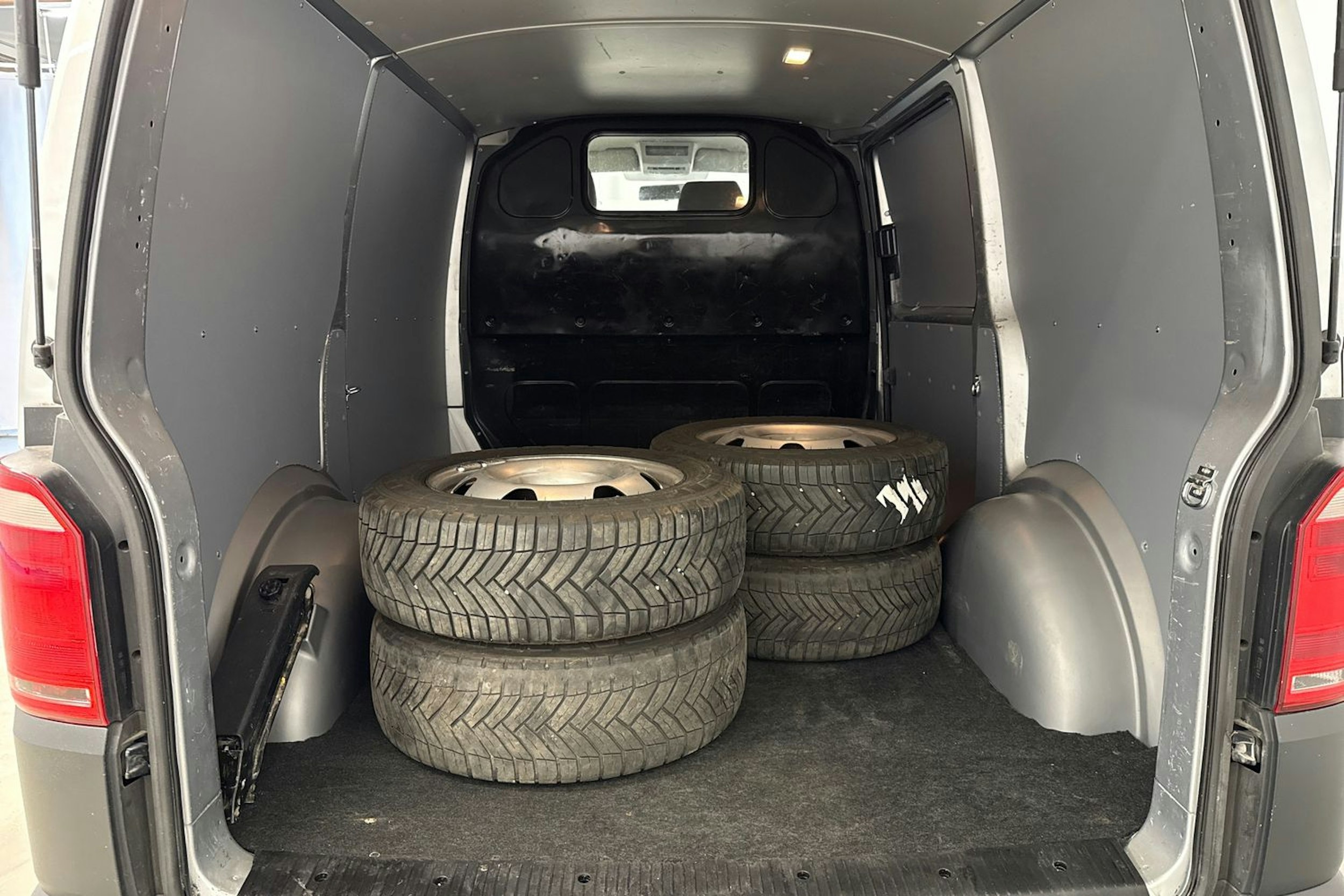 harmaa Volkswagen Transporter 2017 kuva 23.