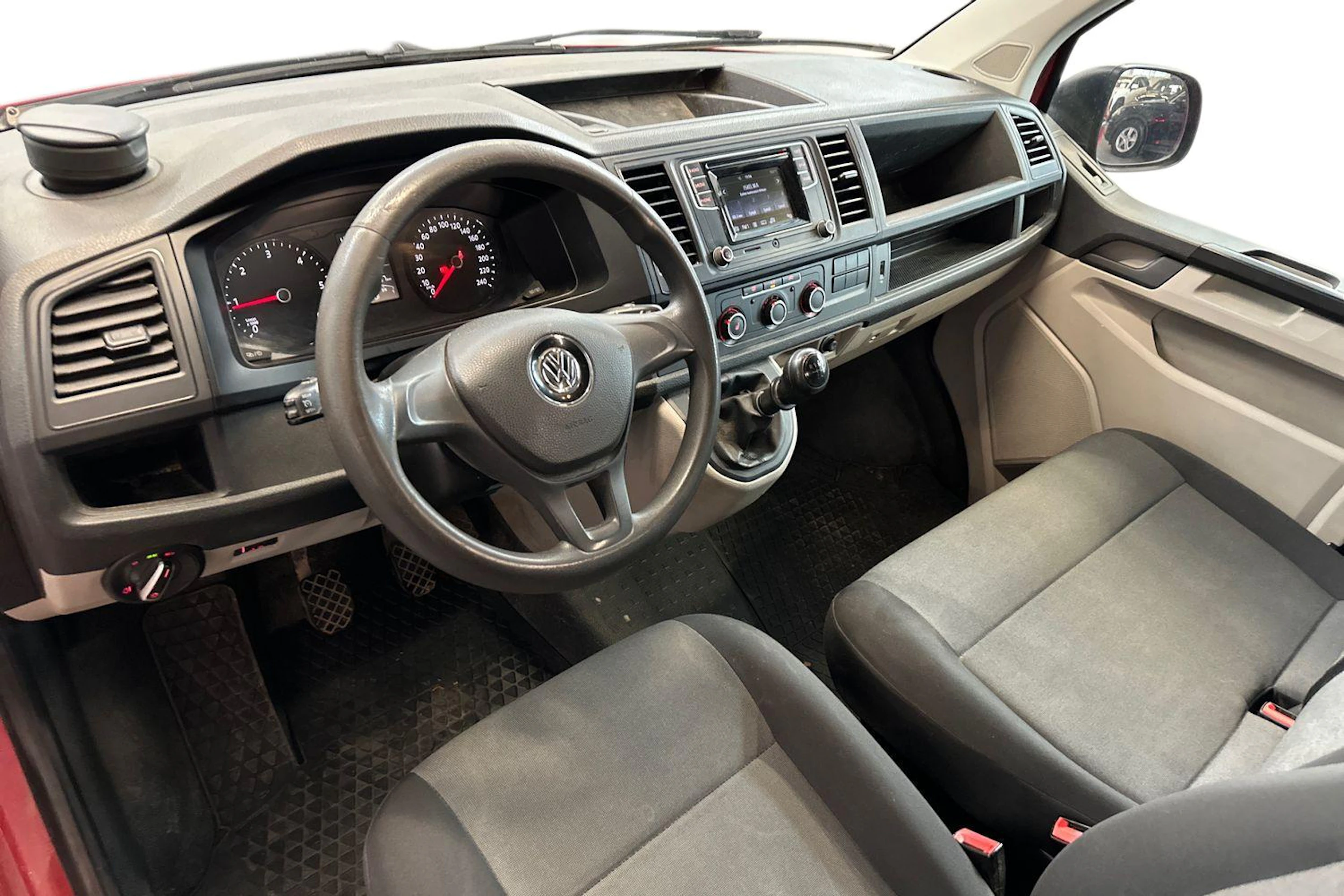 punainen Volkswagen Transporter 2017 kuva 3.