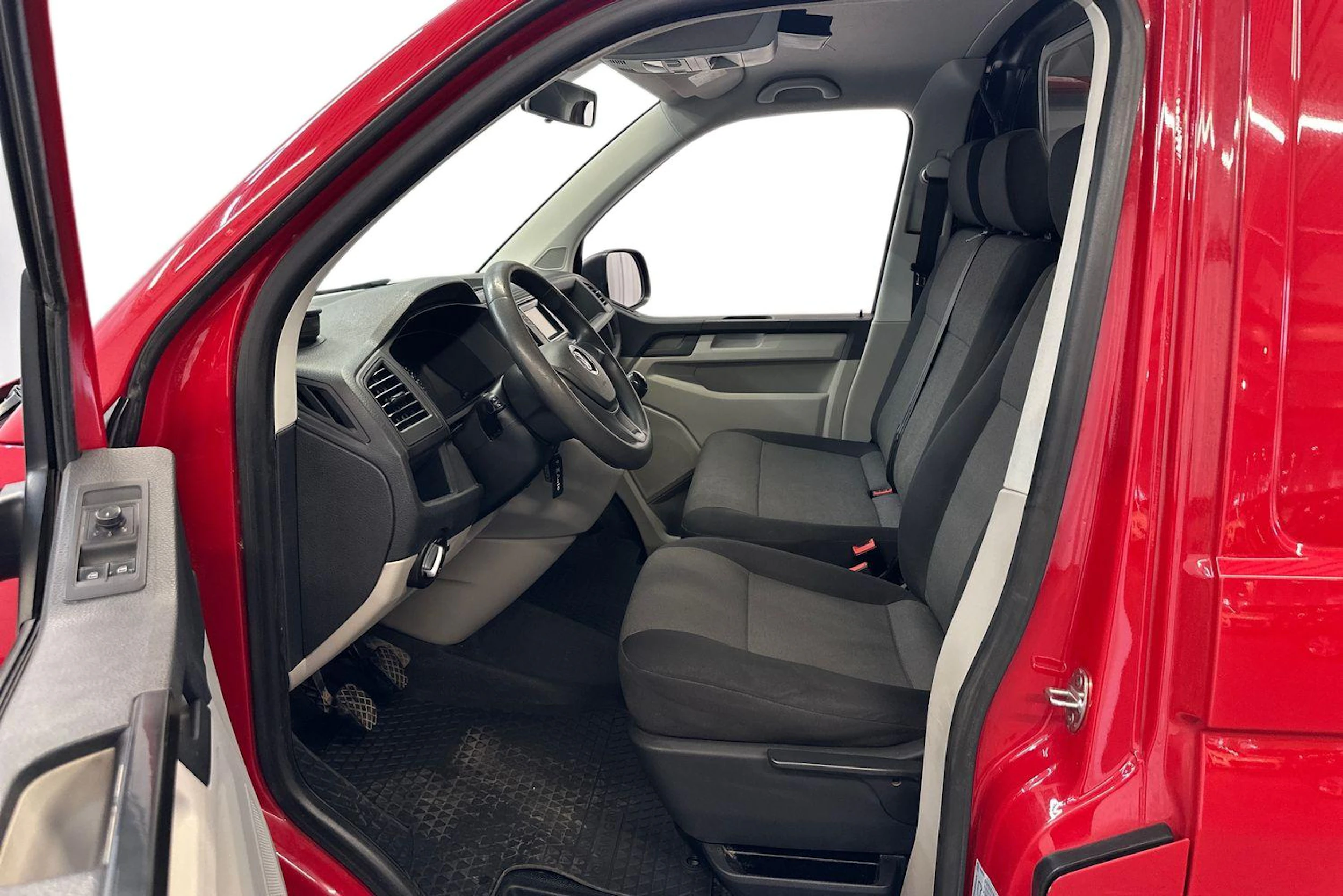 punainen Volkswagen Transporter 2017 kuva 12.