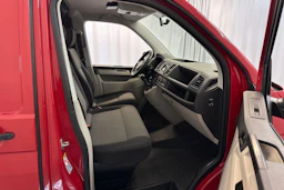 punainen Volkswagen Transporter 2017 kuva 13.