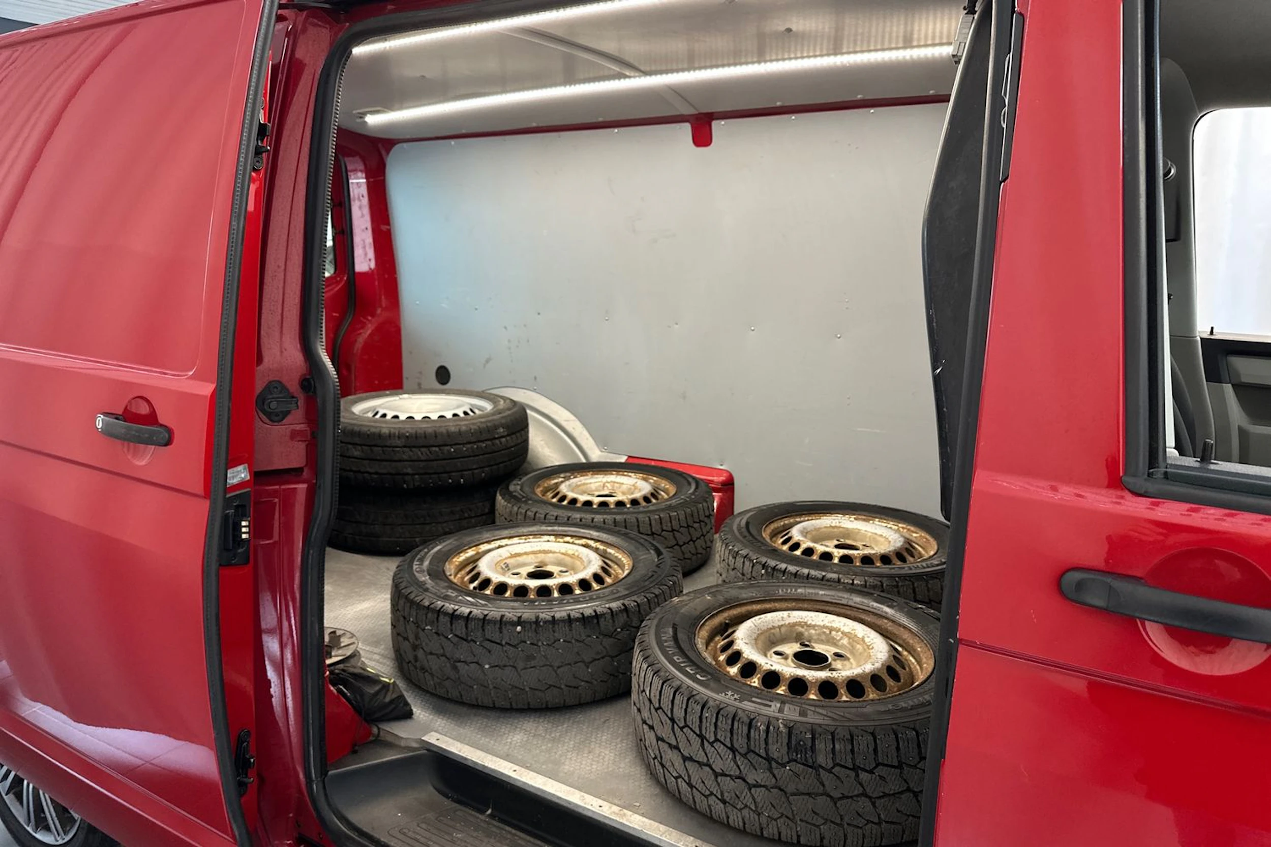 punainen Volkswagen Transporter 2017 kuva 15.