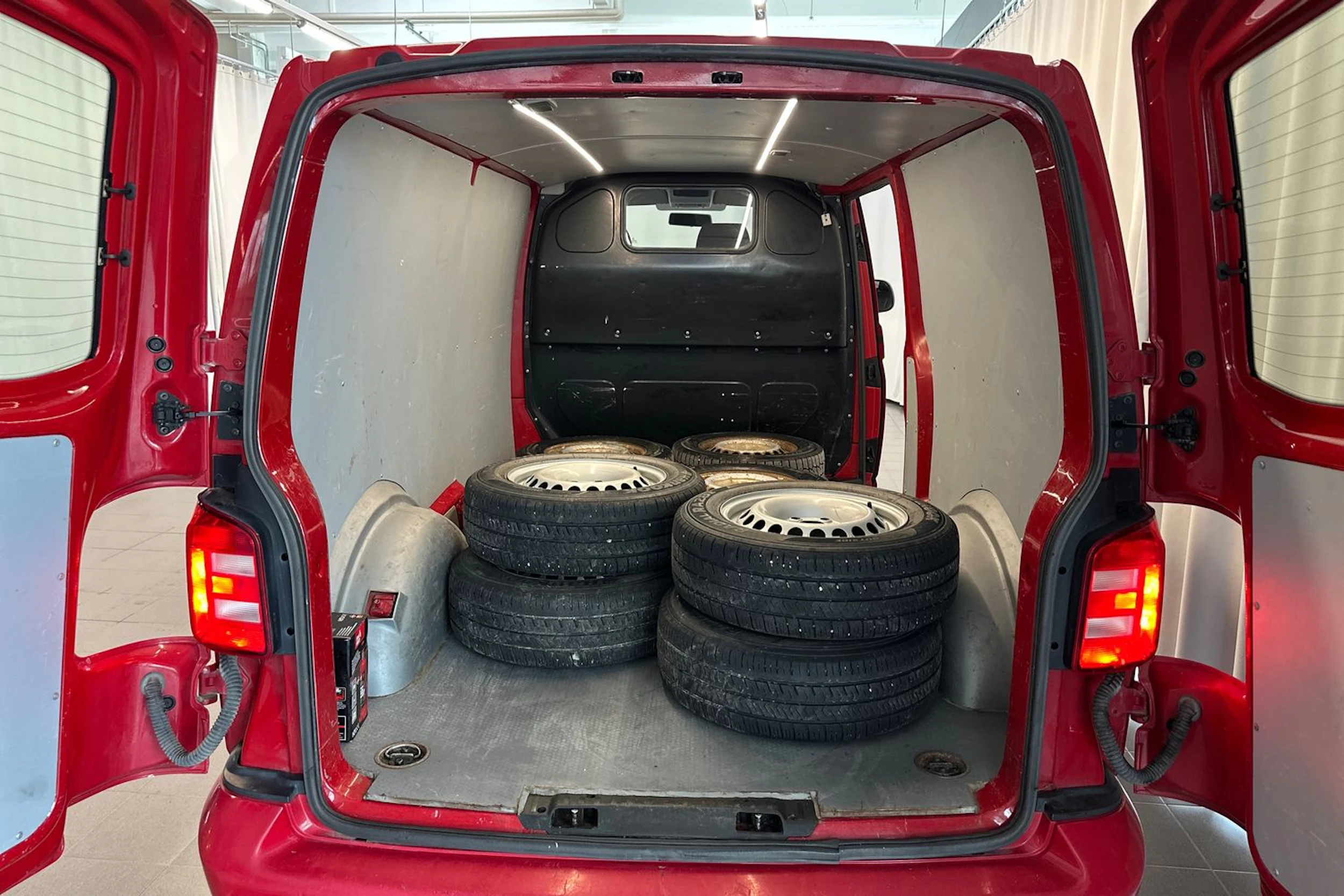 punainen Volkswagen Transporter 2017 kuva 16.