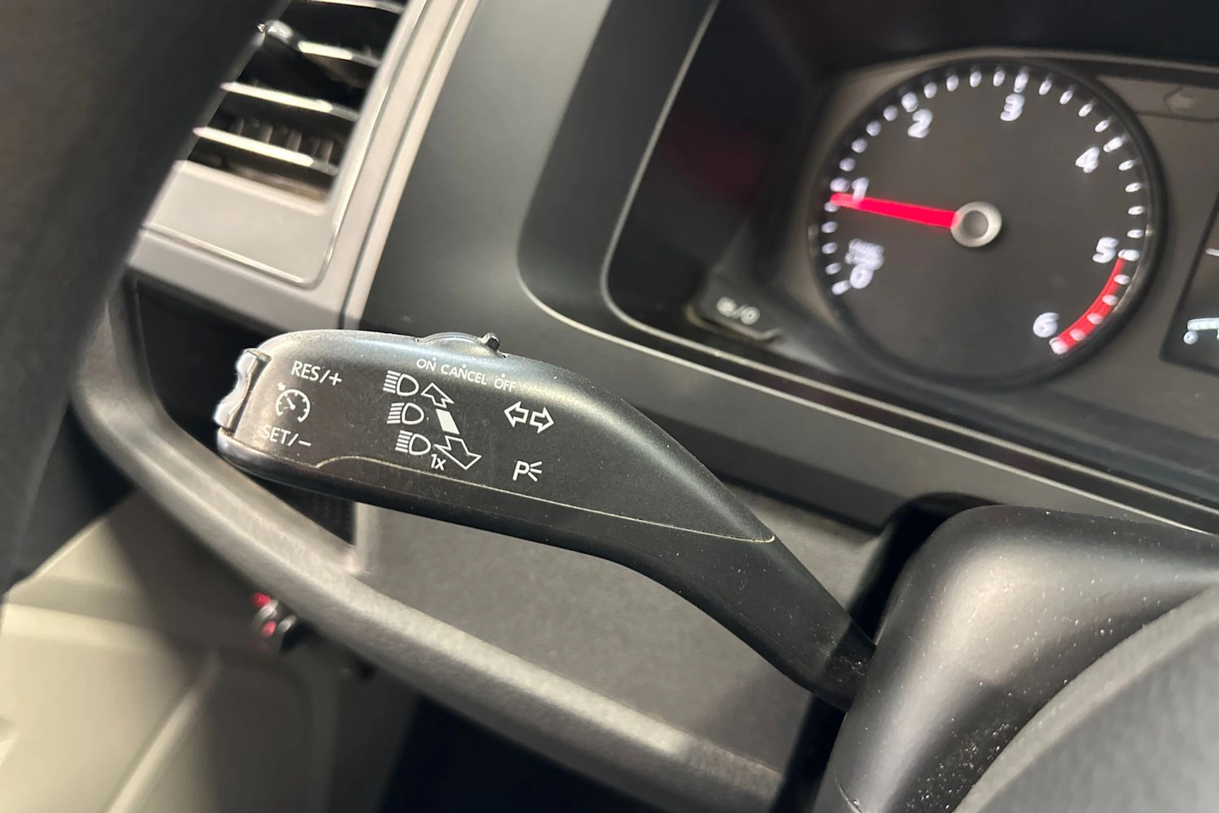 punainen Volkswagen Transporter 2017 kuva 17.