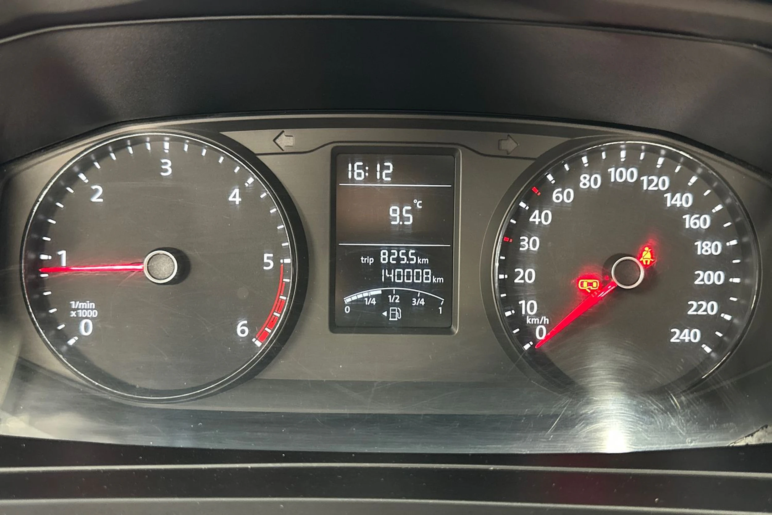 punainen Volkswagen Transporter 2017 kuva 18.
