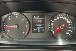 punainen Volkswagen Transporter 2017 kuva 18.