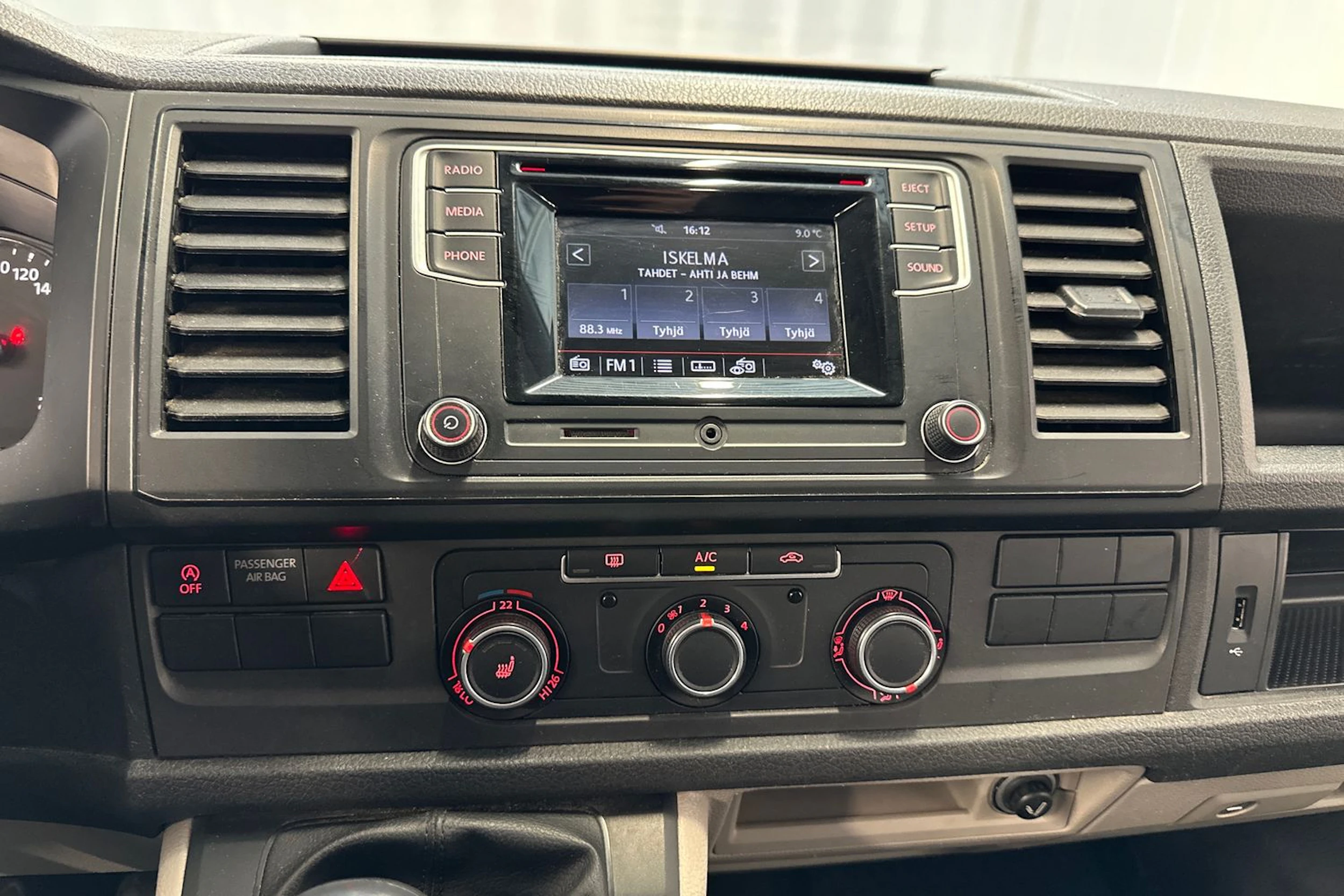punainen Volkswagen Transporter 2017 kuva 19.
