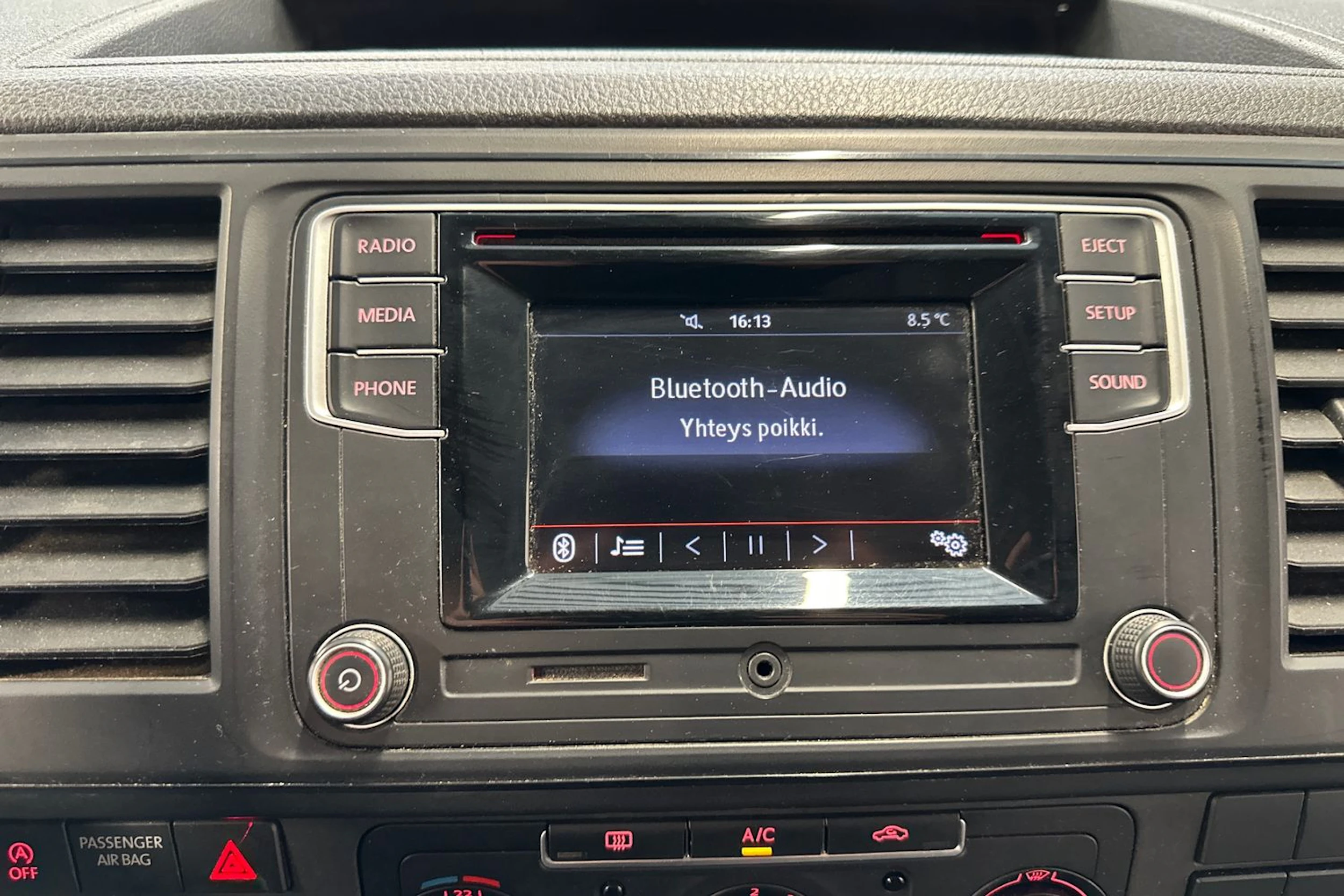 punainen Volkswagen Transporter 2017 kuva 20.