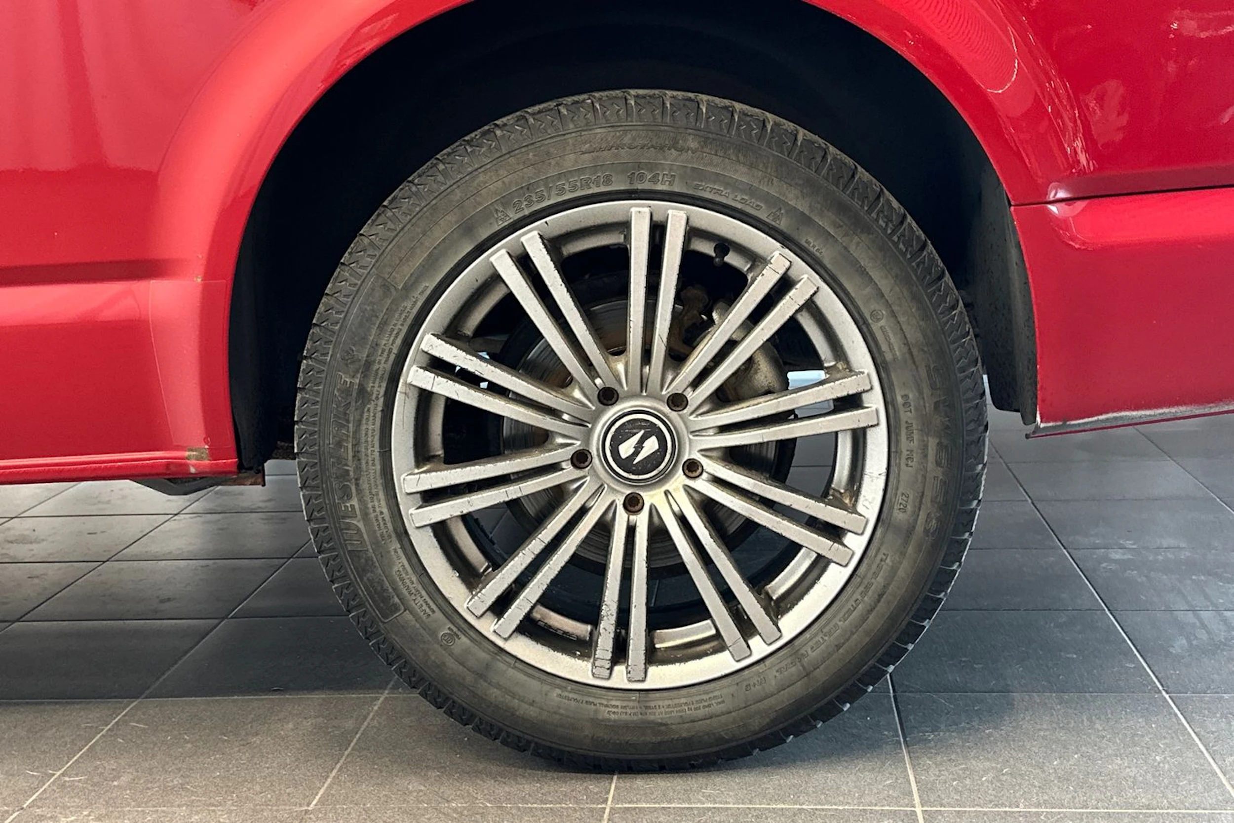 punainen Volkswagen Transporter 2017 kuva 22.