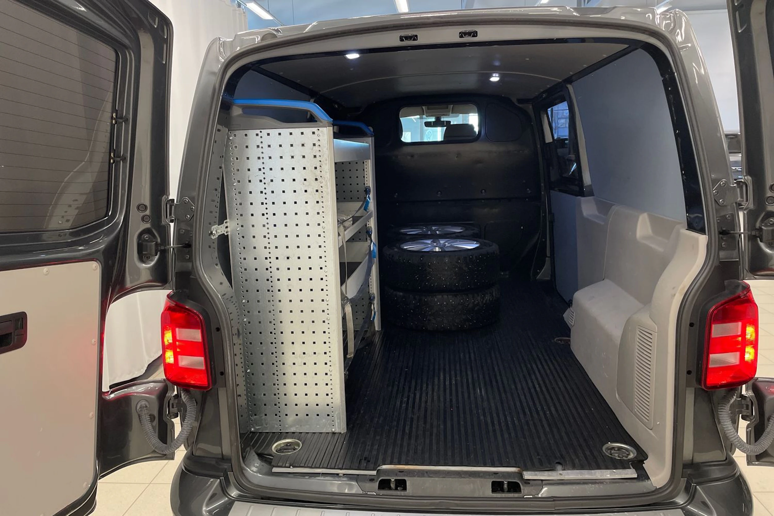 Harmaa Volkswagen TRANSPORTER 2018 kuva 20.