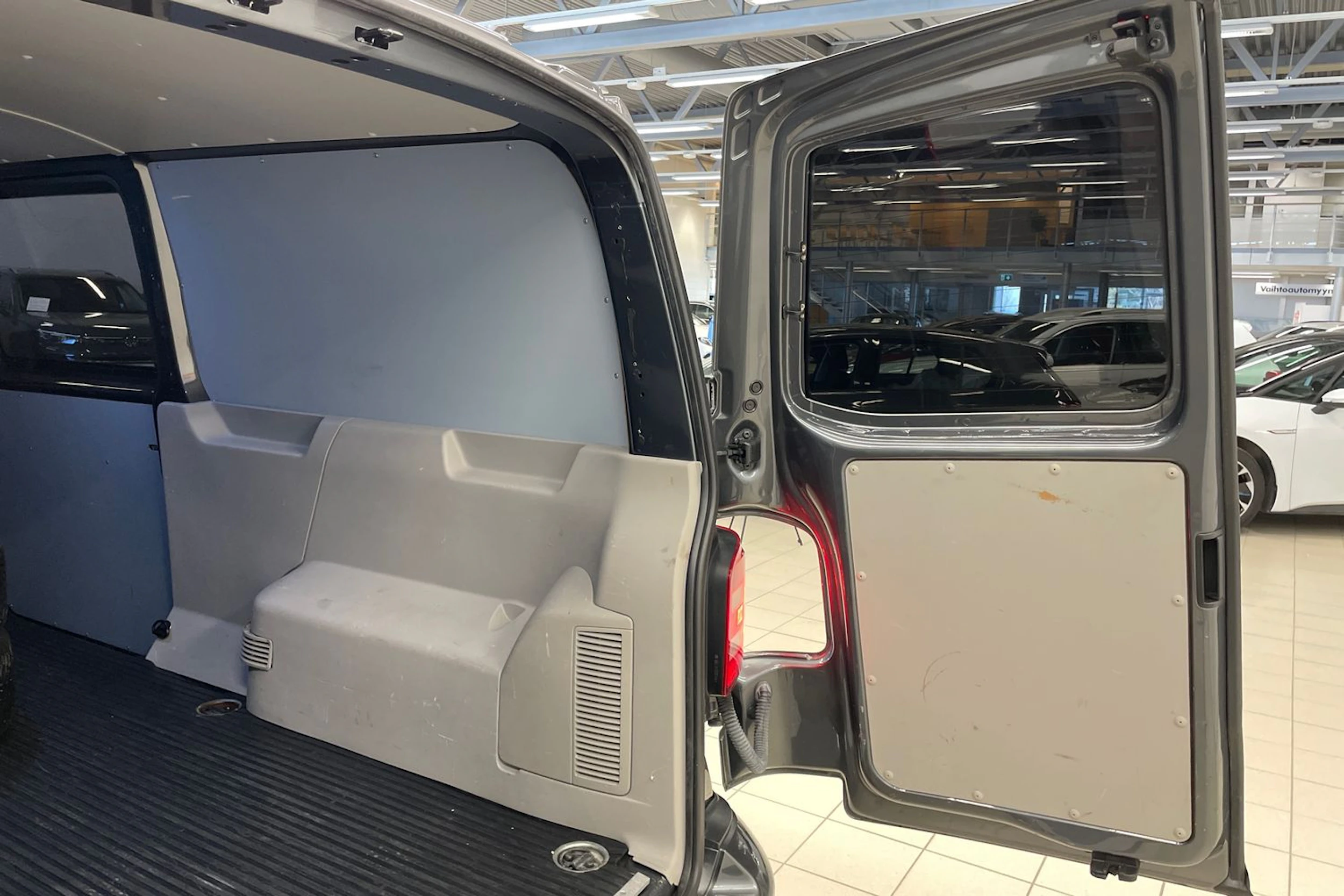 Harmaa Volkswagen TRANSPORTER 2018 kuva 21.