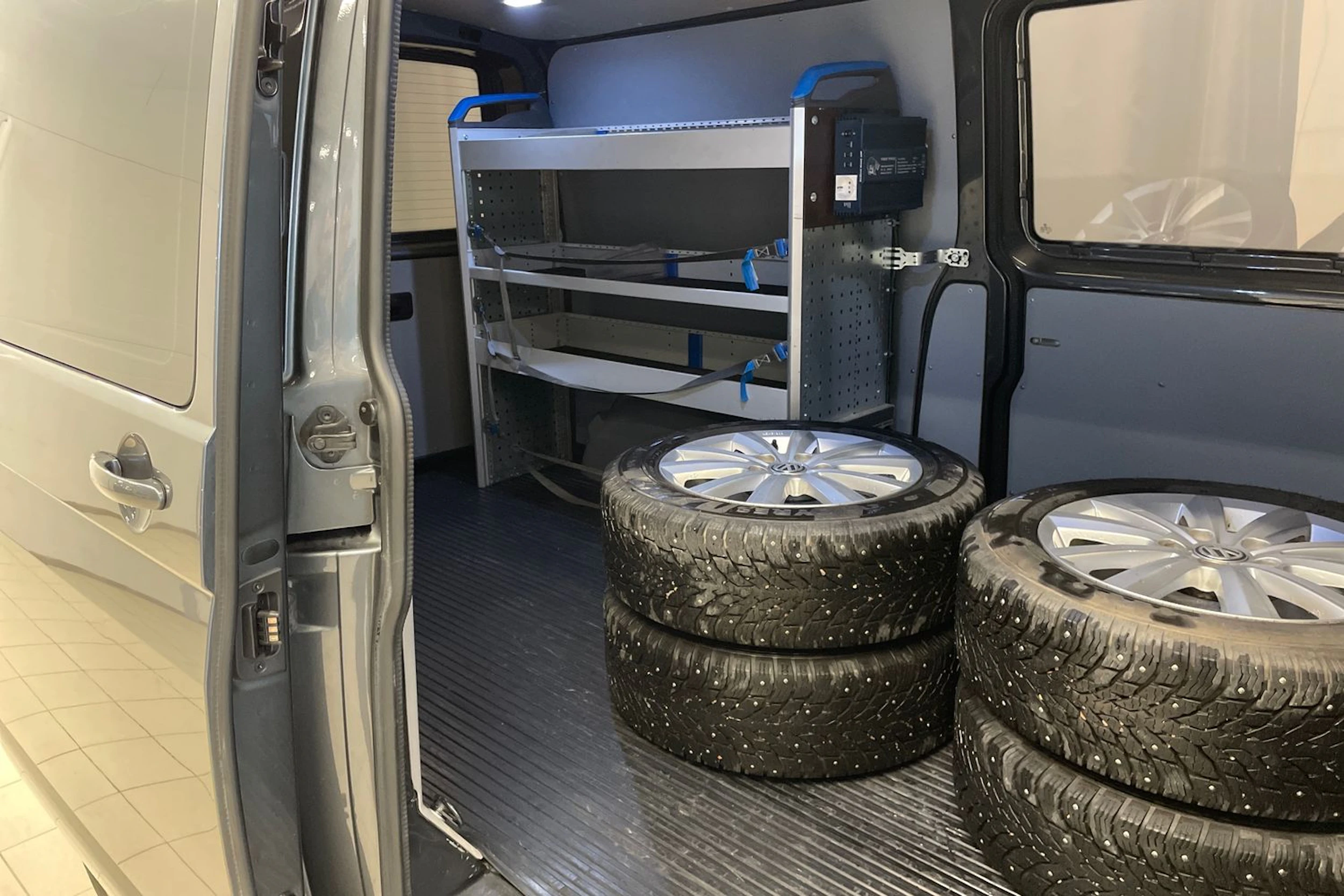 Harmaa Volkswagen TRANSPORTER 2018 kuva 22.