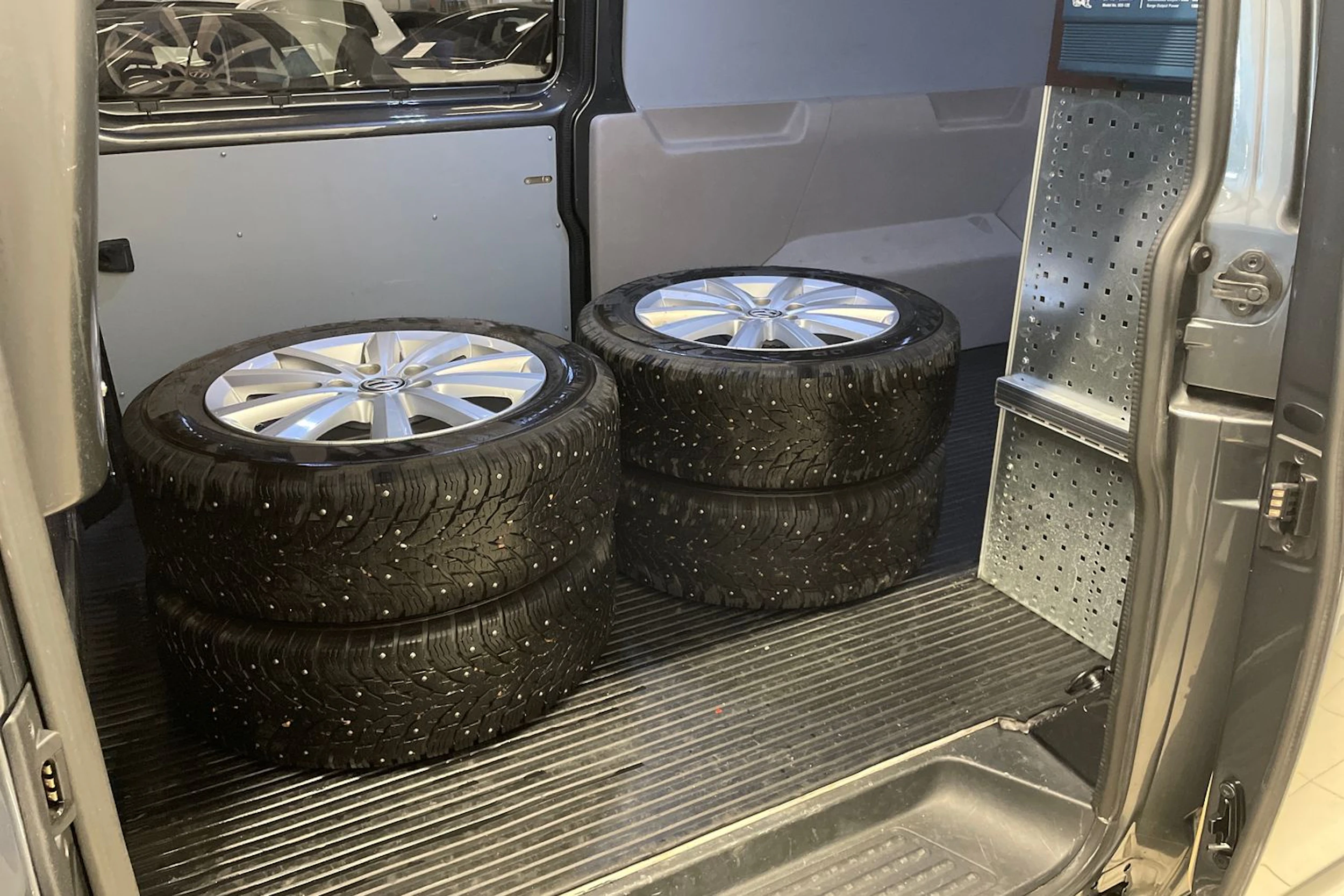 Harmaa Volkswagen TRANSPORTER 2018 kuva 25.