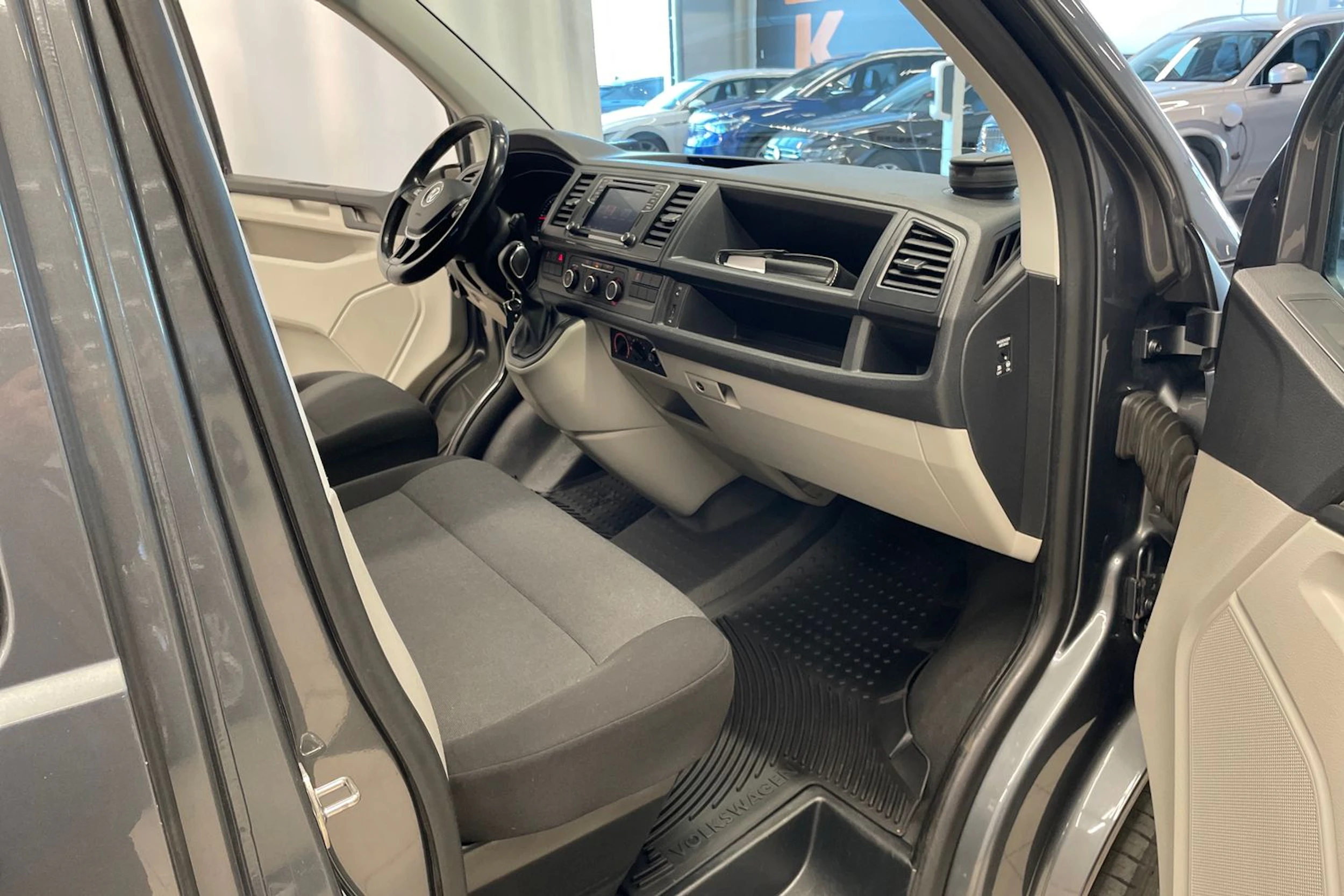 Harmaa Volkswagen TRANSPORTER 2018 kuva 27.