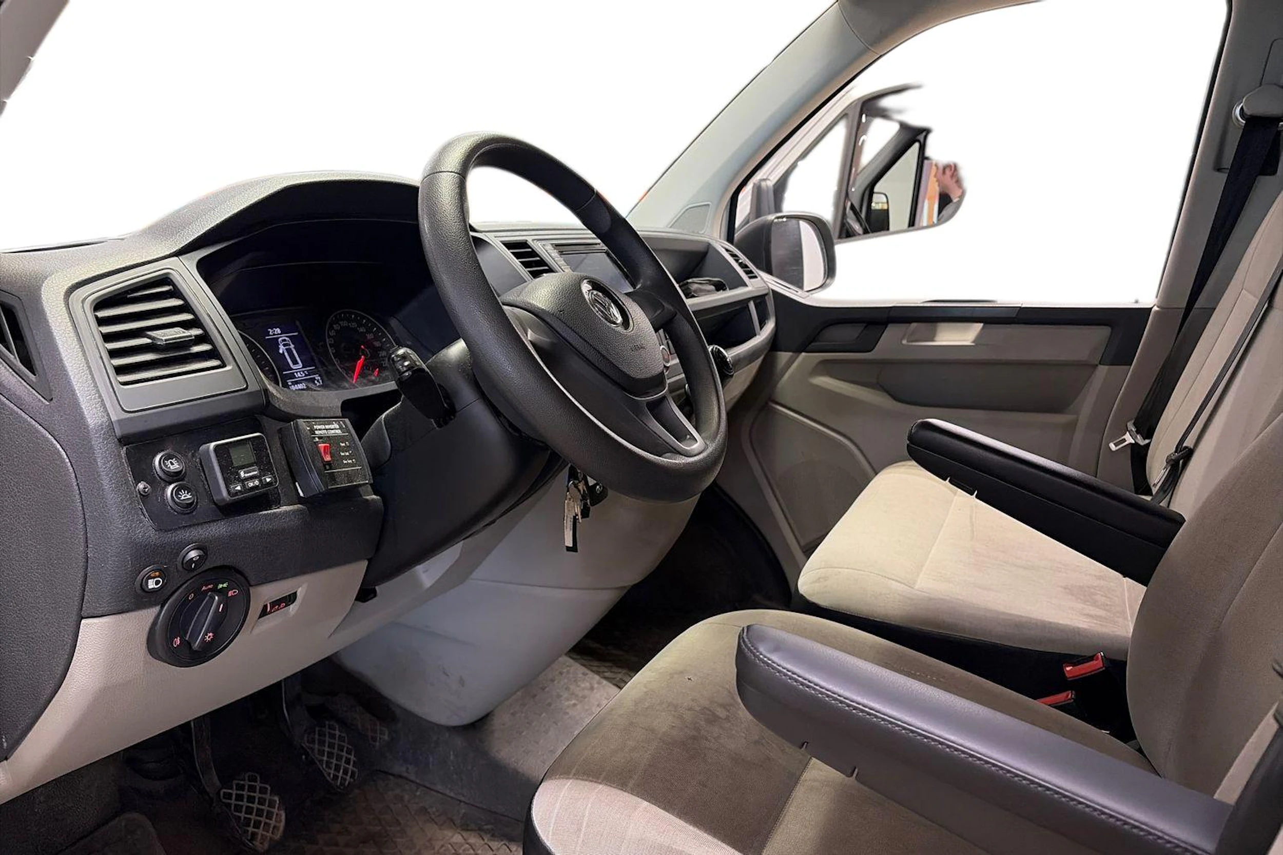 valkoinen Volkswagen Transporter 2017 kuva 3.