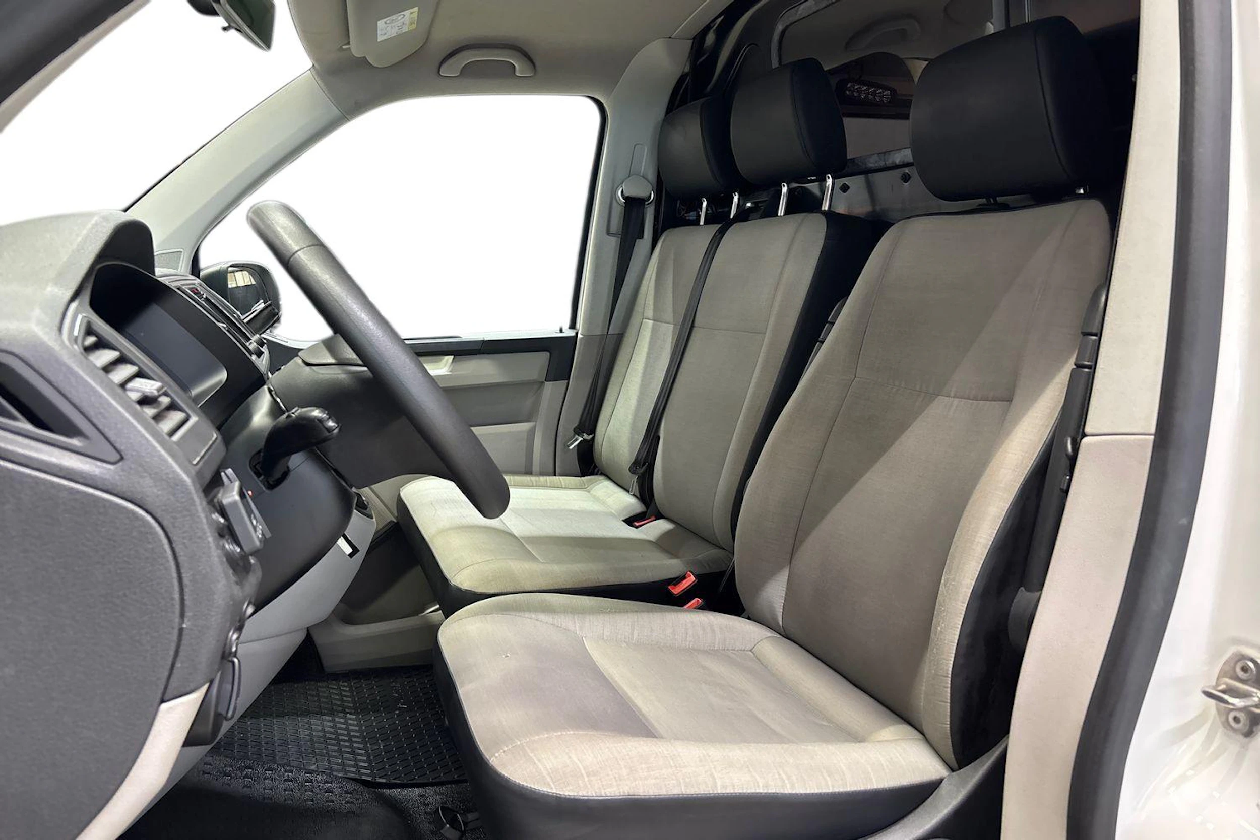valkoinen Volkswagen Transporter 2017 kuva 6.