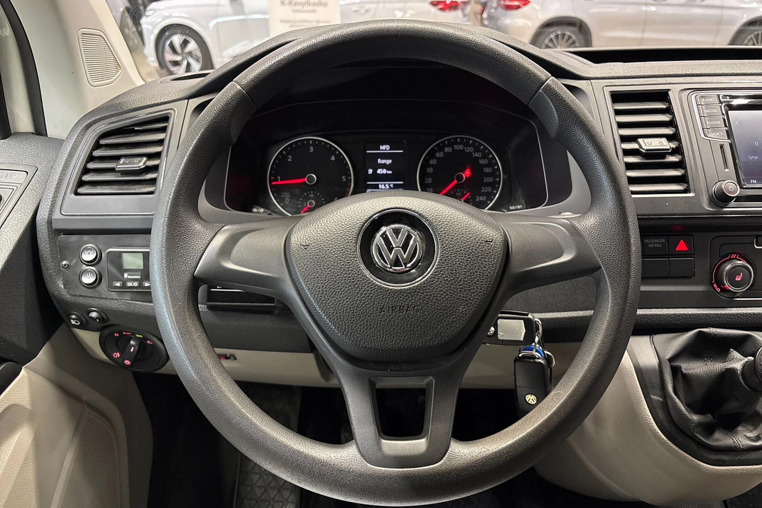 valkoinen Volkswagen Transporter 2017 kuva 15.