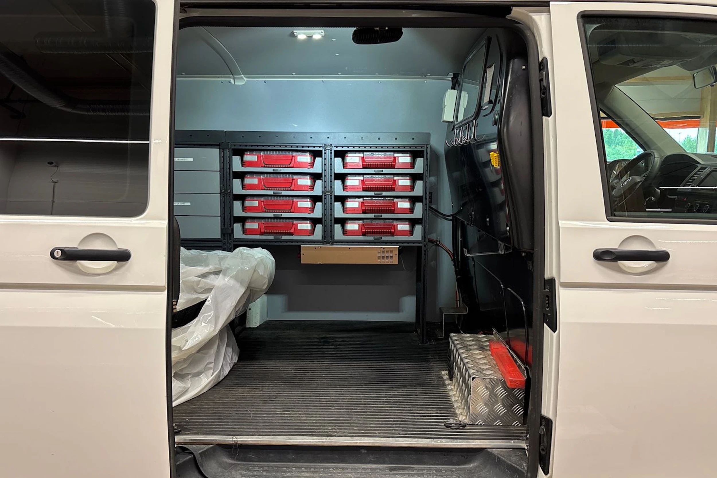 valkoinen Volkswagen Transporter 2017 kuva 25.