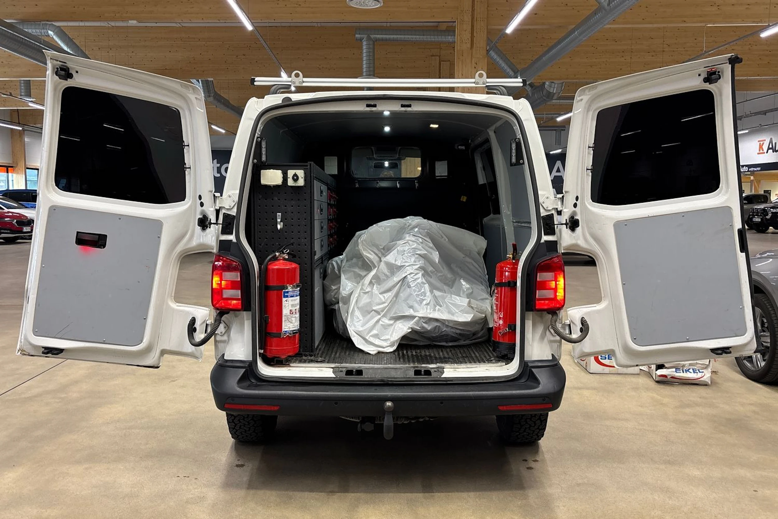 valkoinen Volkswagen Transporter 2017 kuva 29.